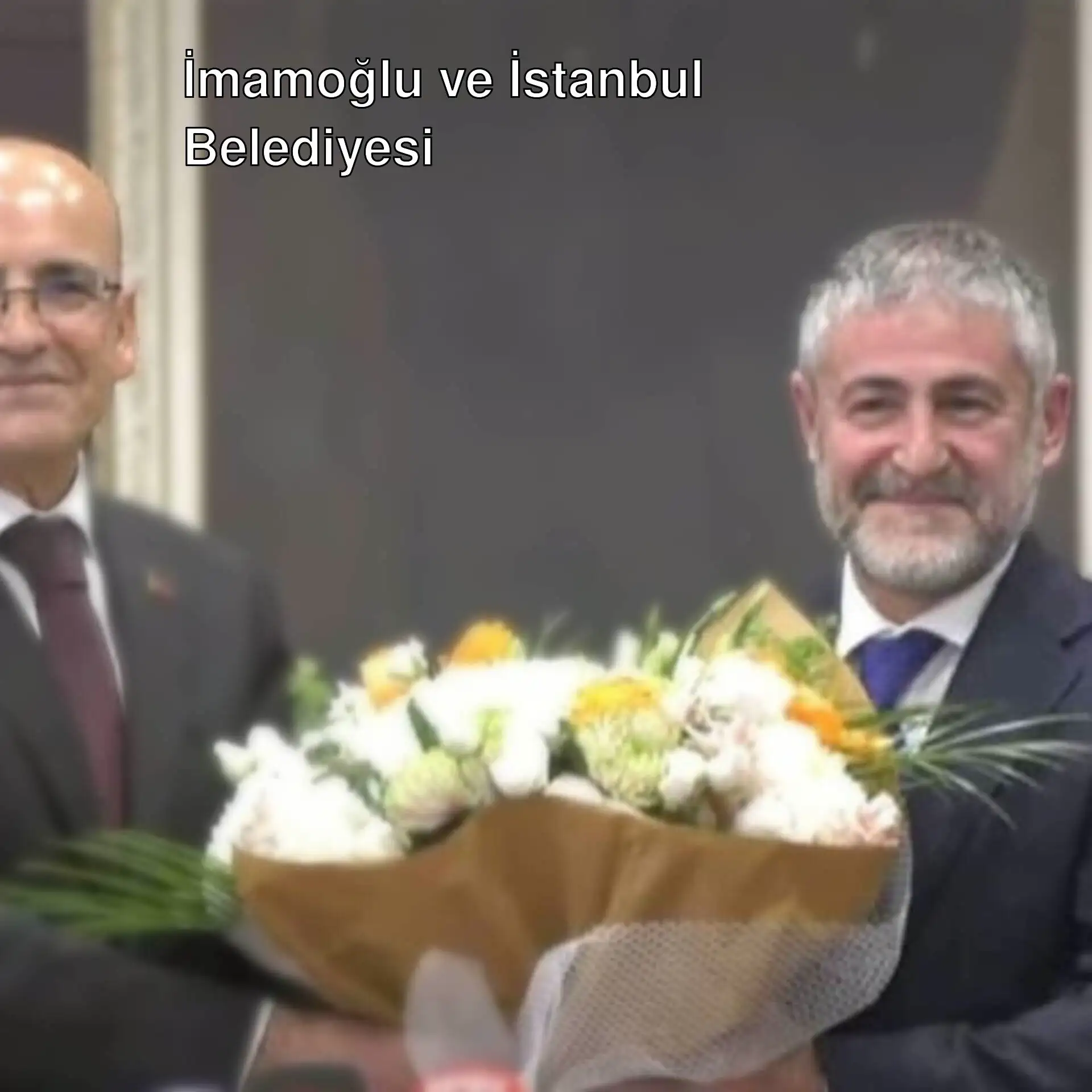 İki adam takım elbise içinde çiçek tutuyor. İki adam takım elbise içinde çiçek tutuyor.