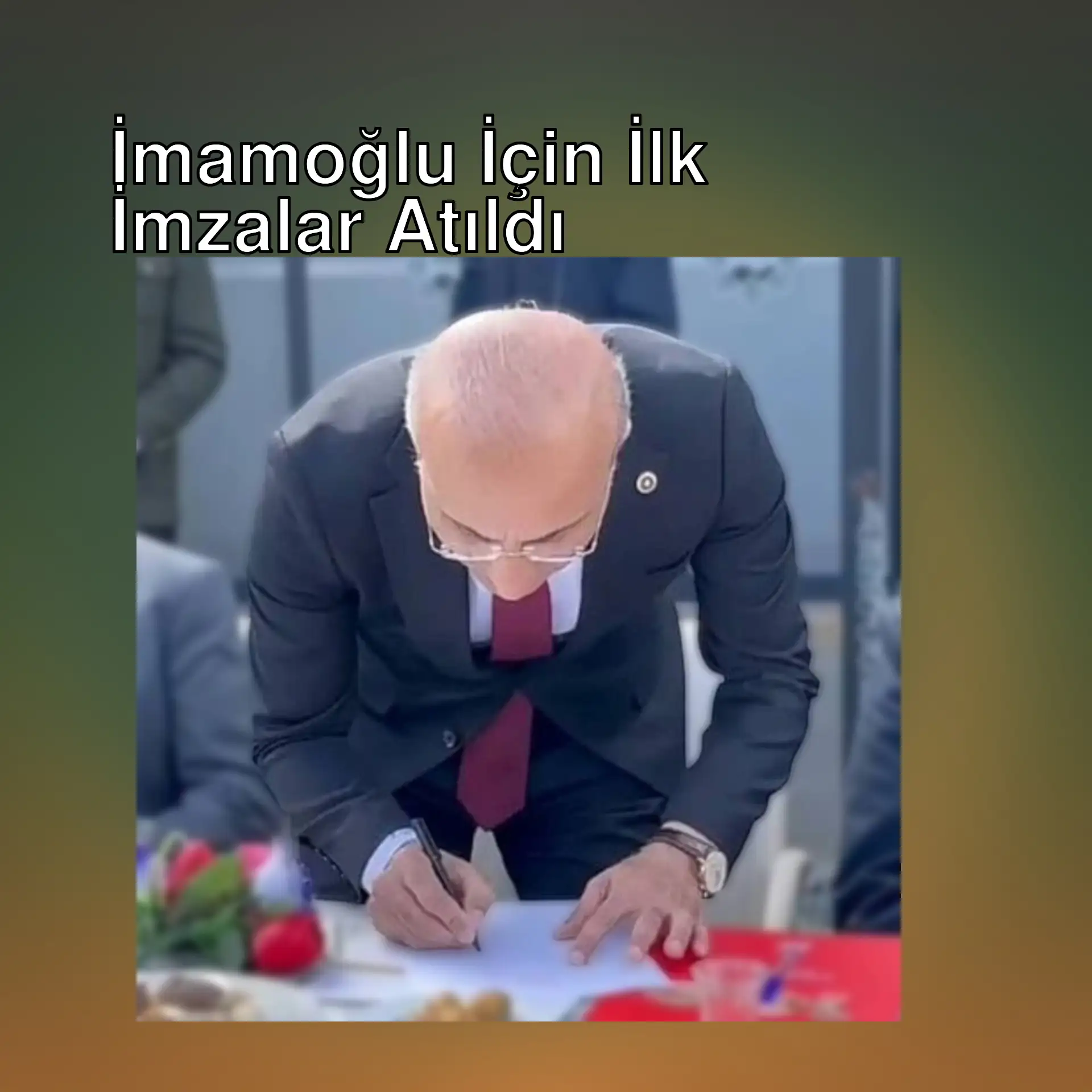 Ekrem İmamoğlu için imza atan bir adam. Ekrem İmamoğlu için imza atan bir adam.