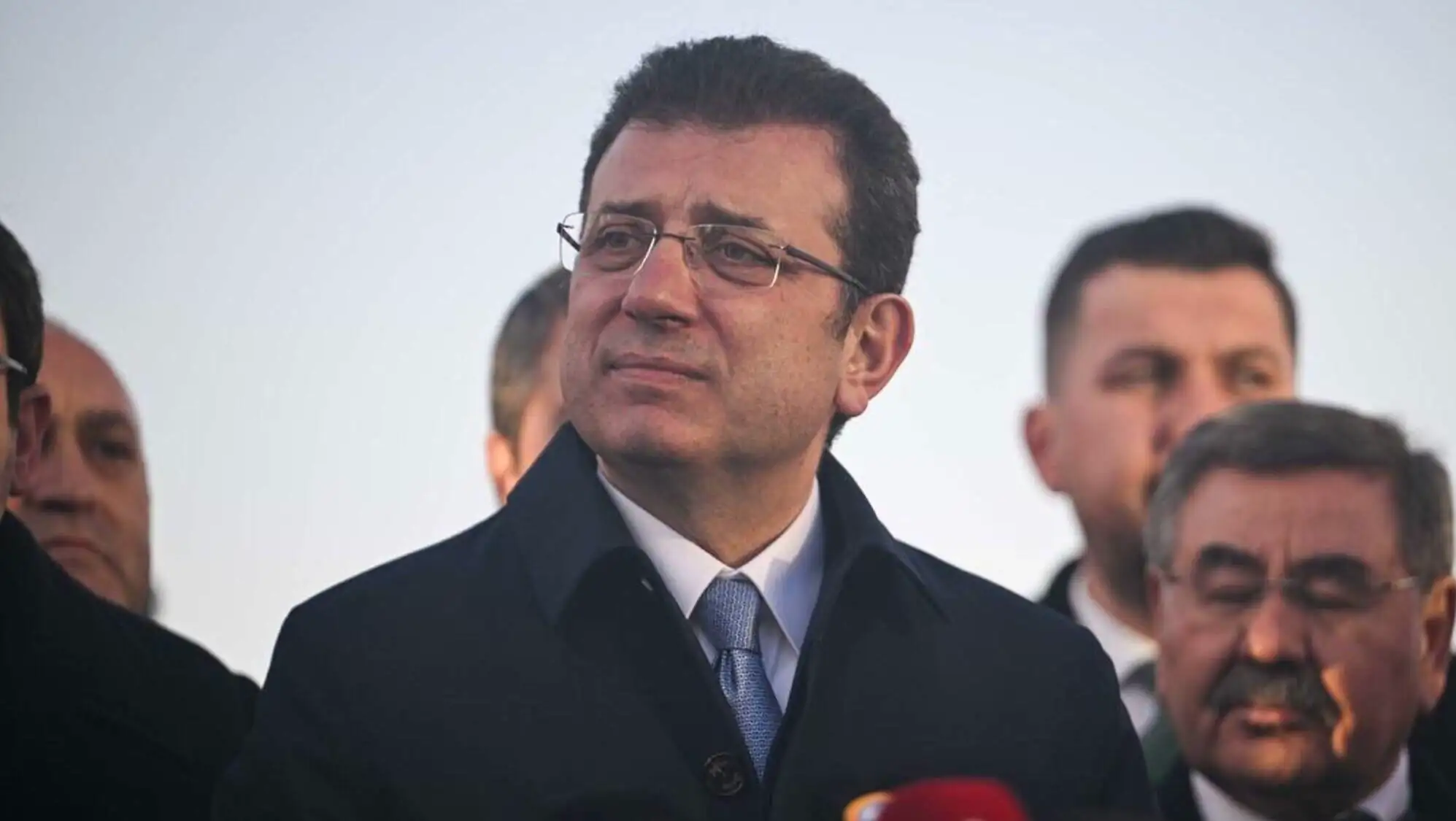 Ekrem İmamoğlu için imza atan CHP'li milletvekilleri. Ekrem İmamoğlu için imza atan CHP'li milletvekilleri.