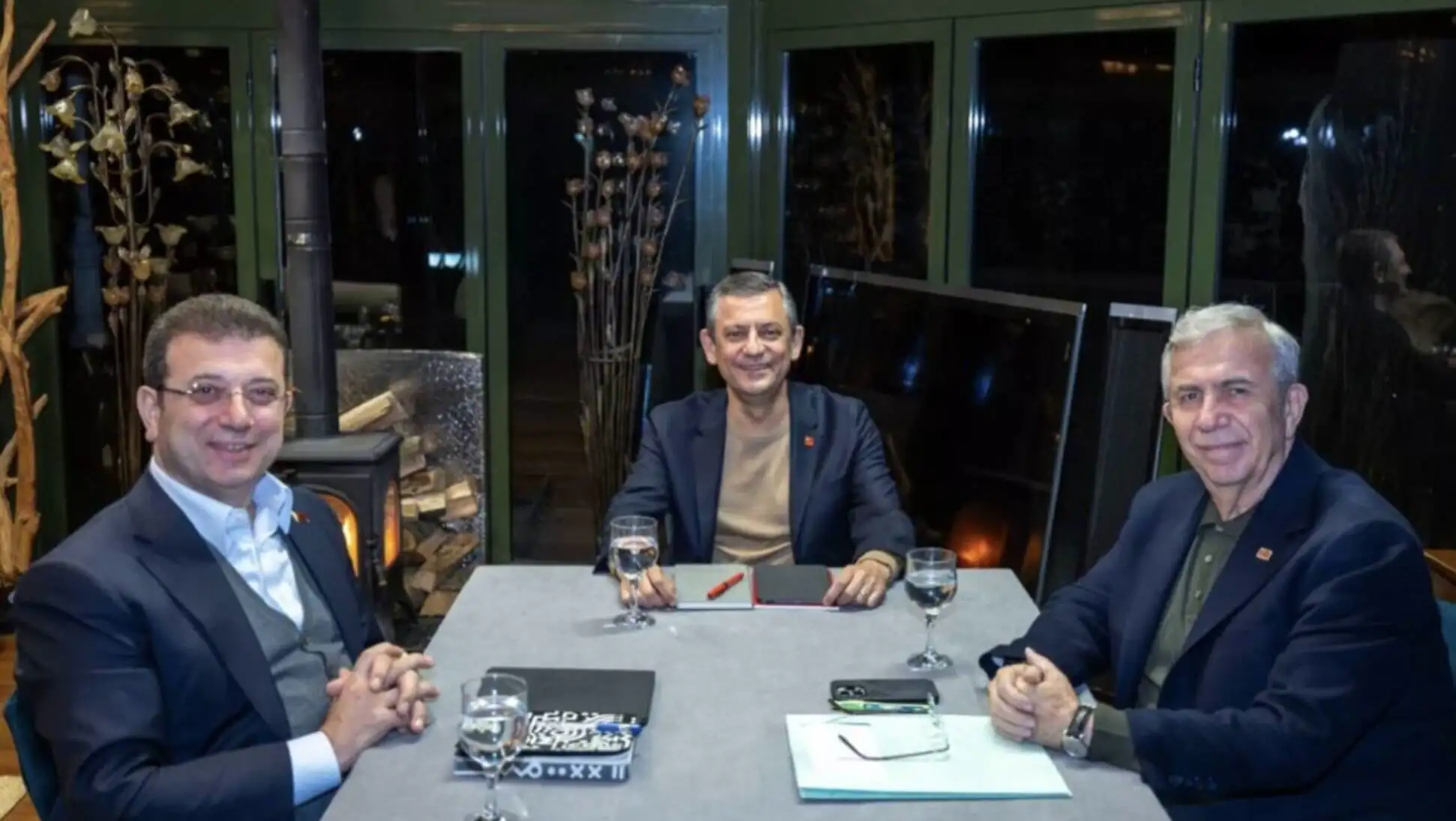 Ekrem İmamoğlu için imza atan CHP'li milletvekilleri. Ekrem İmamoğlu için imza atan CHP'li milletvekilleri.