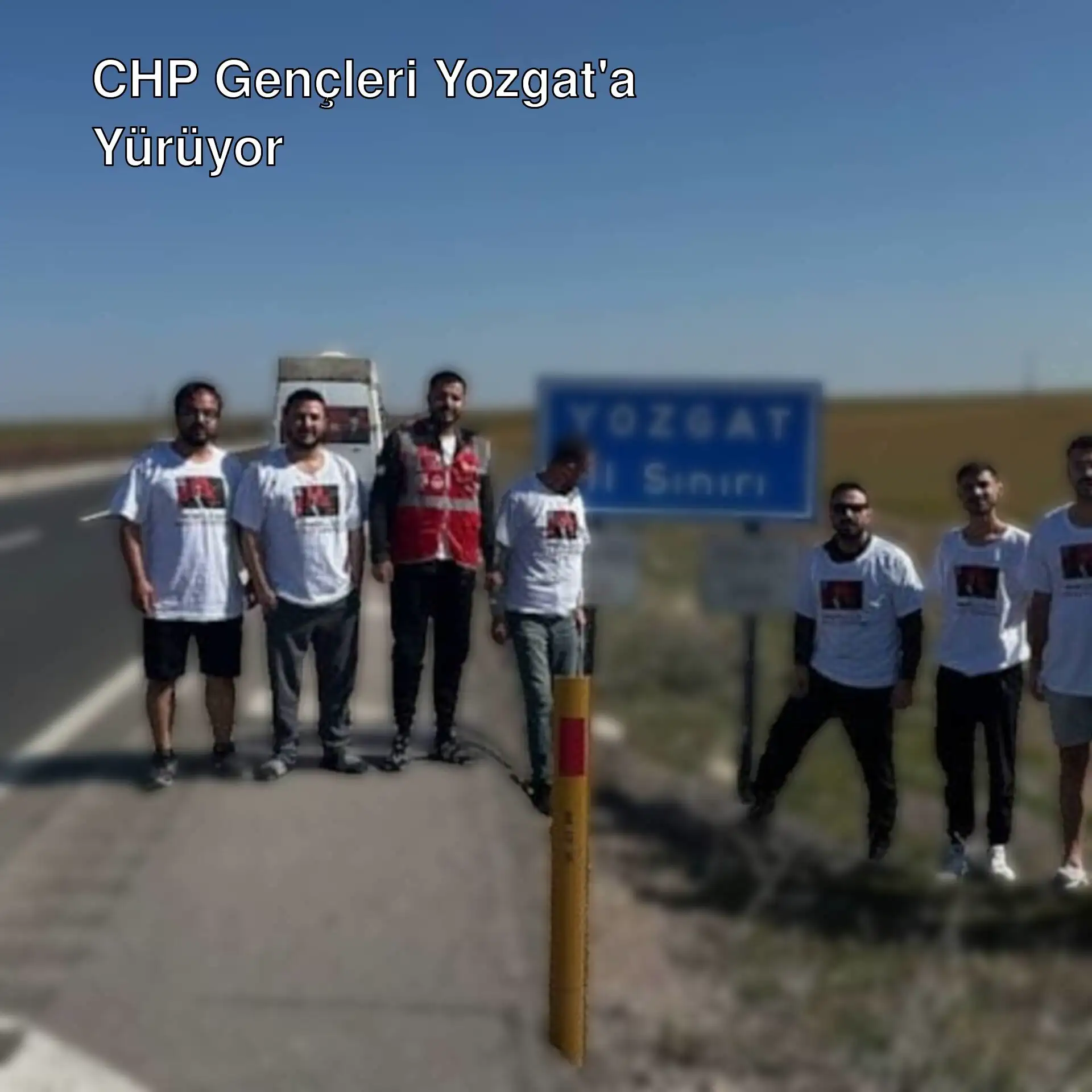 Bir grup adam yolda duruyor ve pankartlar tutuyor. Bir grup adam yolda duruyor ve pankartlar tutuyor.