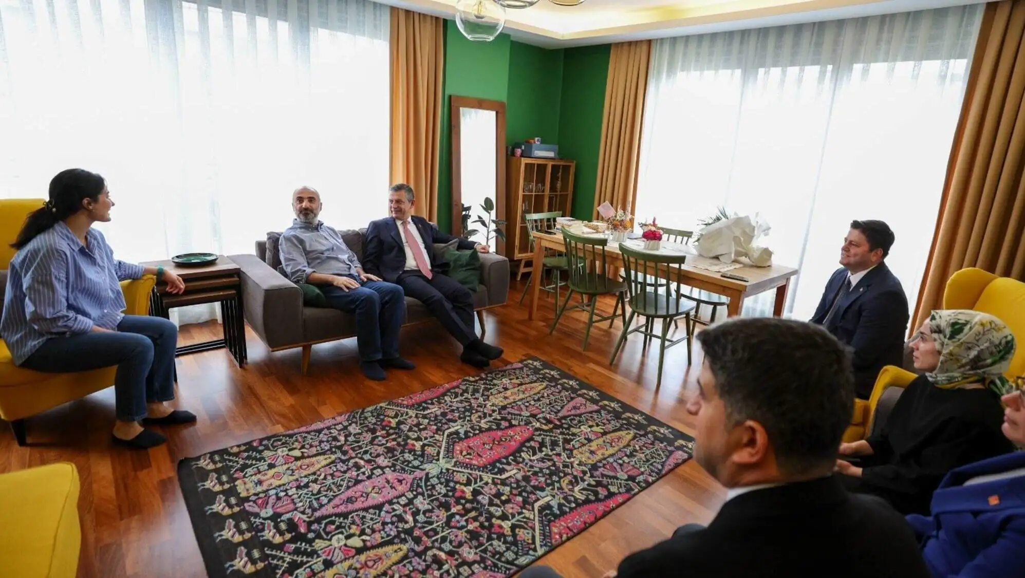 Özgür Özel ve diğer CHP üyeleri İsmail Saymaz'ı ziyaret etti. Özgür Özel ve diğer CHP üyeleri İsmail Saymaz'ı ziyaret etti.