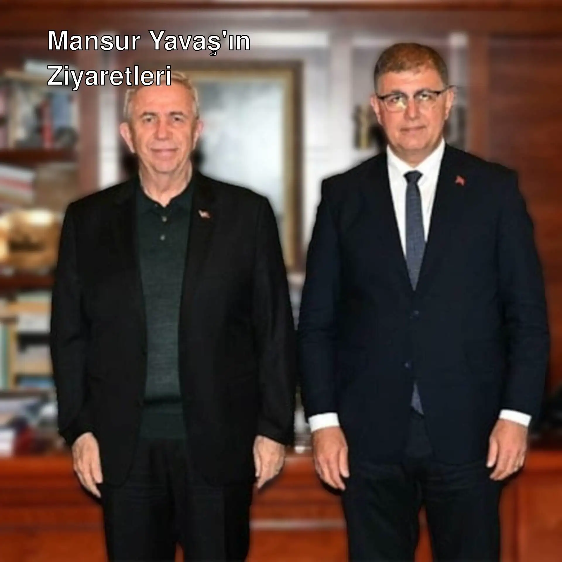 Mansur Yavaş ve Cemil Tugay, kitaplığın önünde duruyor. Mansur Yavaş ve Cemil Tugay, kitaplığın önünde duruyor.