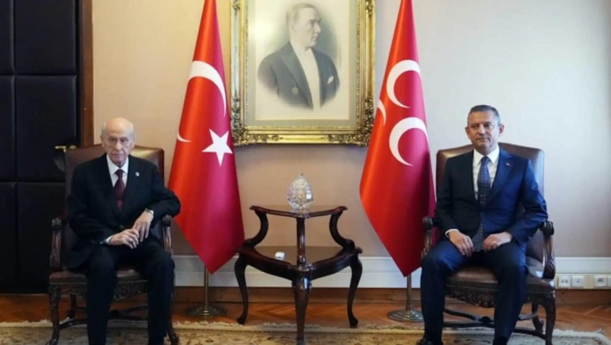 Özgür Özel, Gaziosmanpaşa Belediyesi önünde konuşma yapıyor. Özgür Özel, Gaziosmanpaşa Belediyesi önünde konuşma yapıyor.