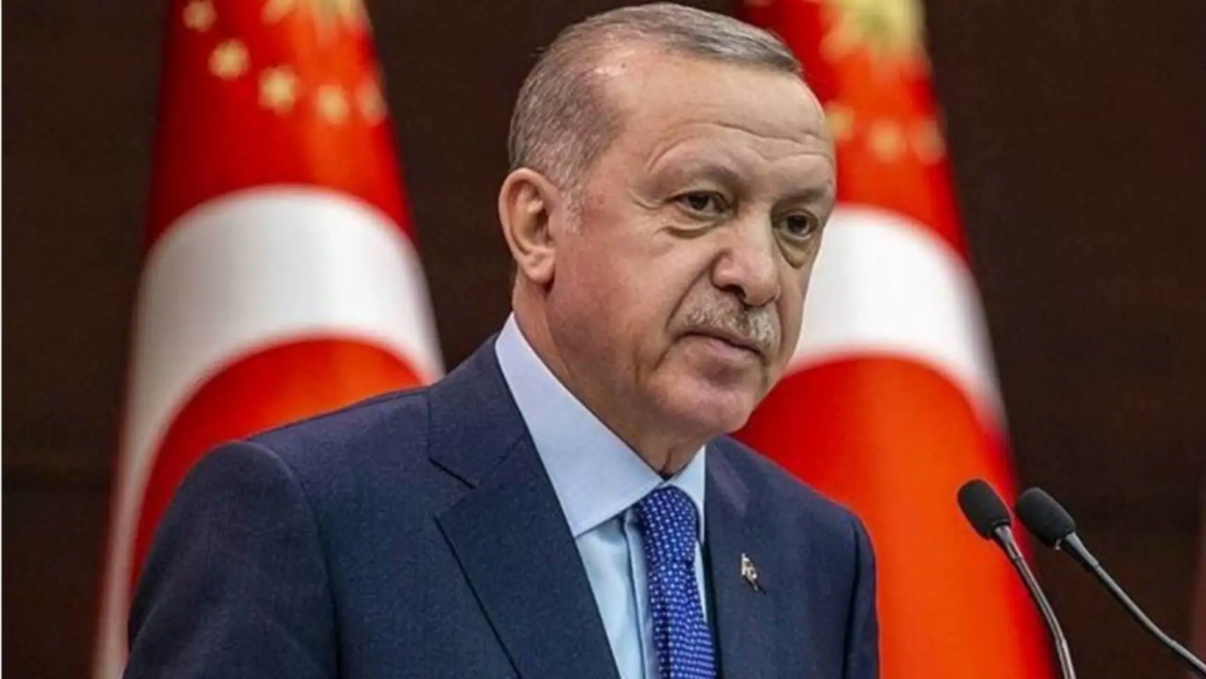 Özgür Özel, Ferdi Zeyrek'in cenazesinde konuşma yaparken. Özgür Özel, Ferdi Zeyrek'in cenazesinde konuşma yaparken.