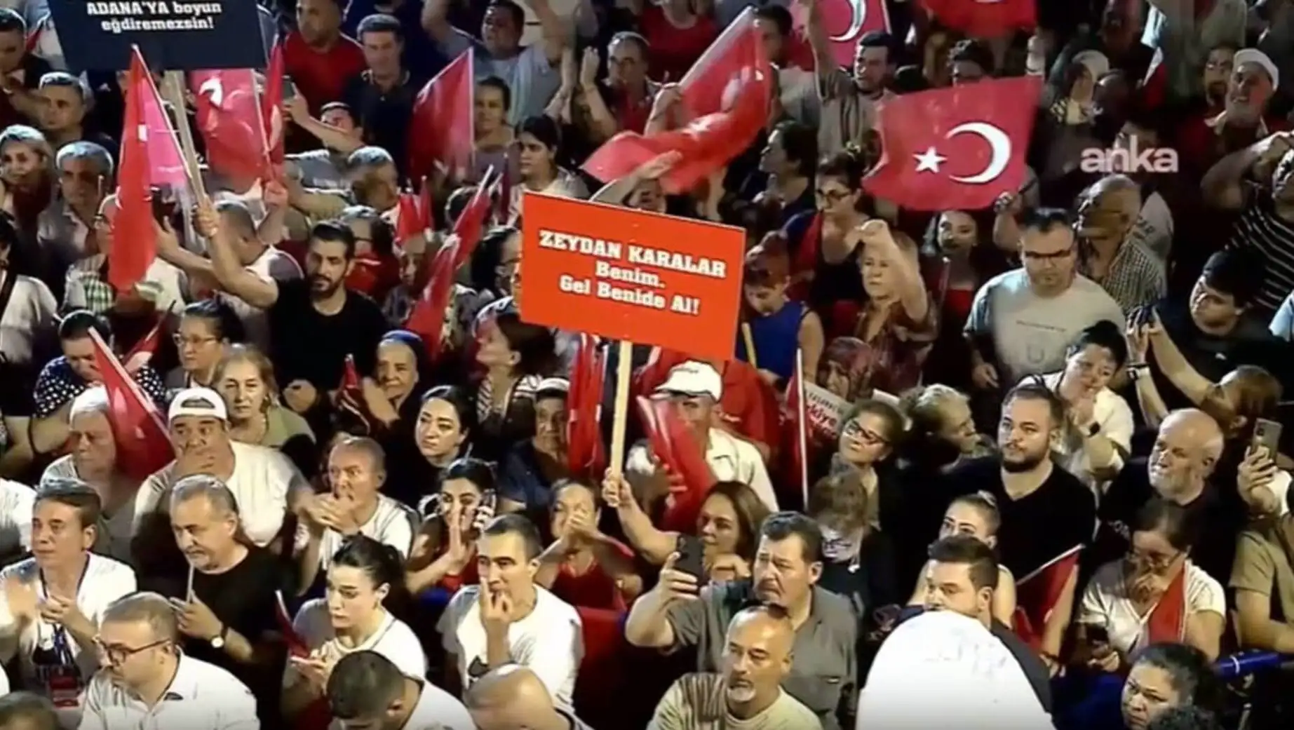 Mitingde slogan atan kalabalık. Mitingde slogan atan kalabalık.