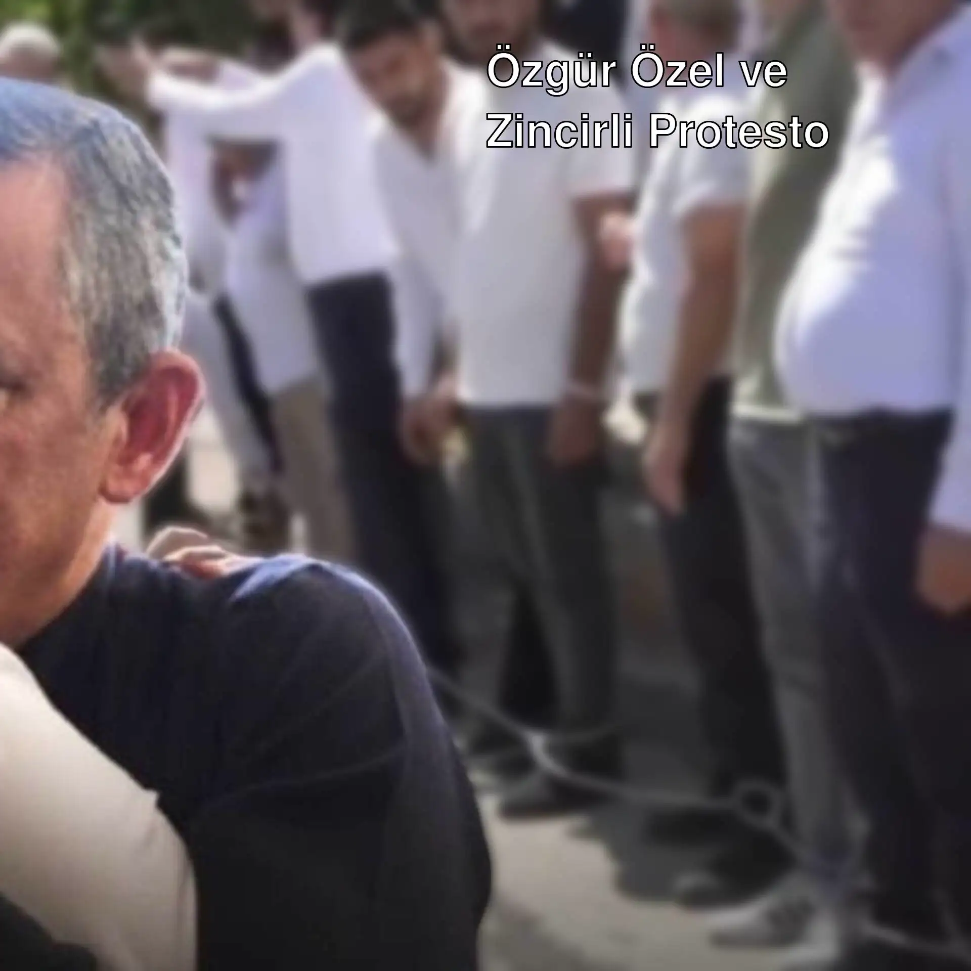 Özgür Özel Adıyaman'da karşılandı. Zincirli protesto. Özgür Özel Adıyaman'da karşılandı. Zincirli protesto.