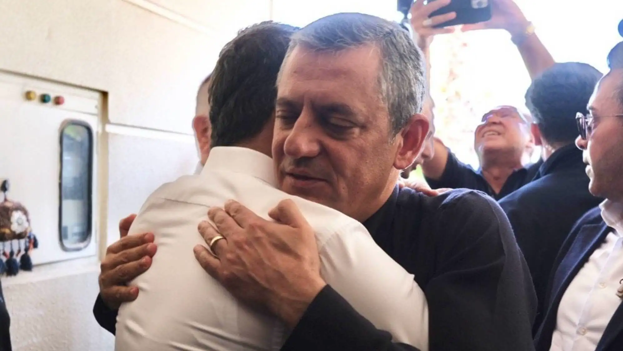 Özgür Özel, Adıyaman'da bir grup insanla kucaklaşıyor. Özgür Özel, Adıyaman'da bir grup insanla kucaklaşıyor.