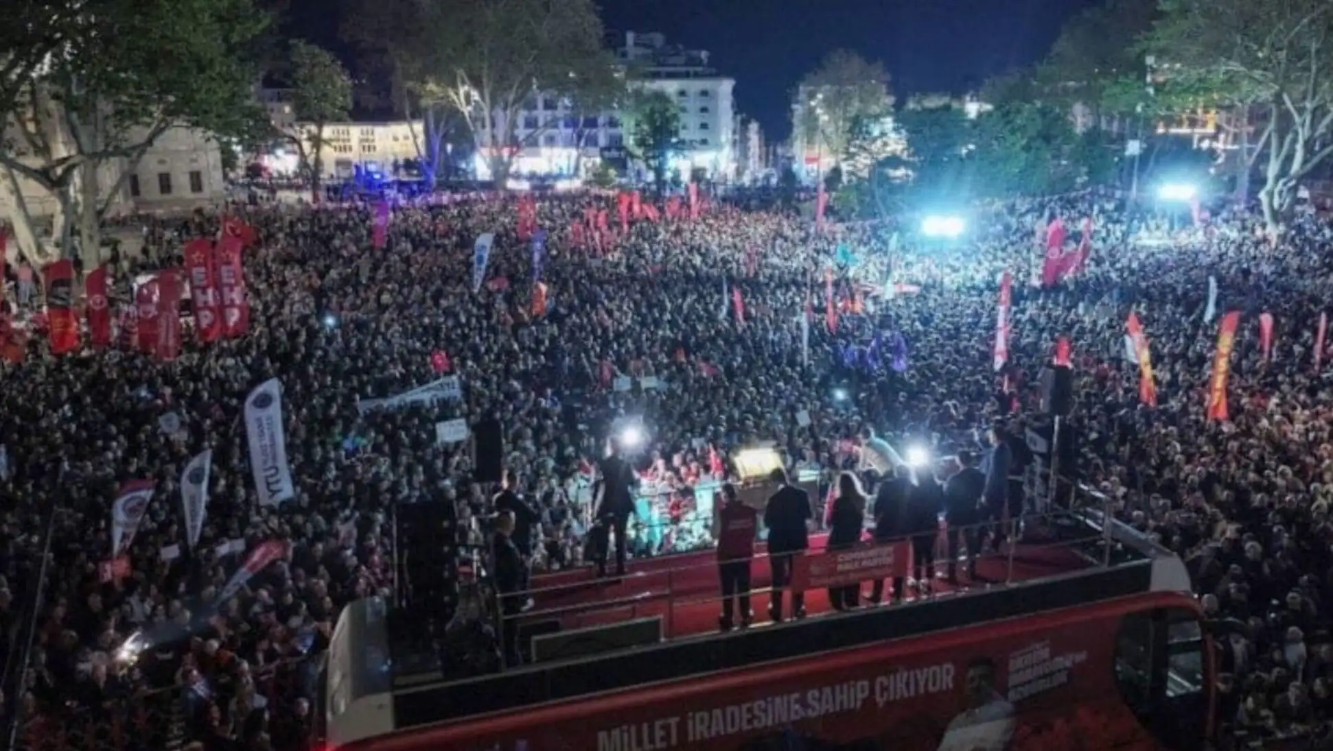 Büyük bir kalabalık, CHP mitinginde bir araya geldi. Büyük bir kalabalık, CHP mitinginde bir araya geldi.