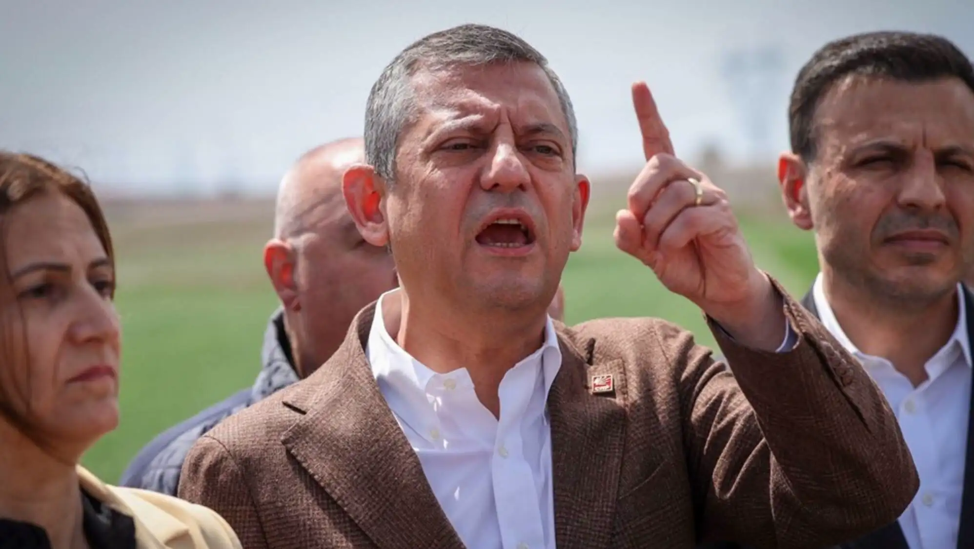 Özgür Özel, basın mensuplarına açıklama yapıyor. Özgür Özel, basın mensuplarına açıklama yapıyor.