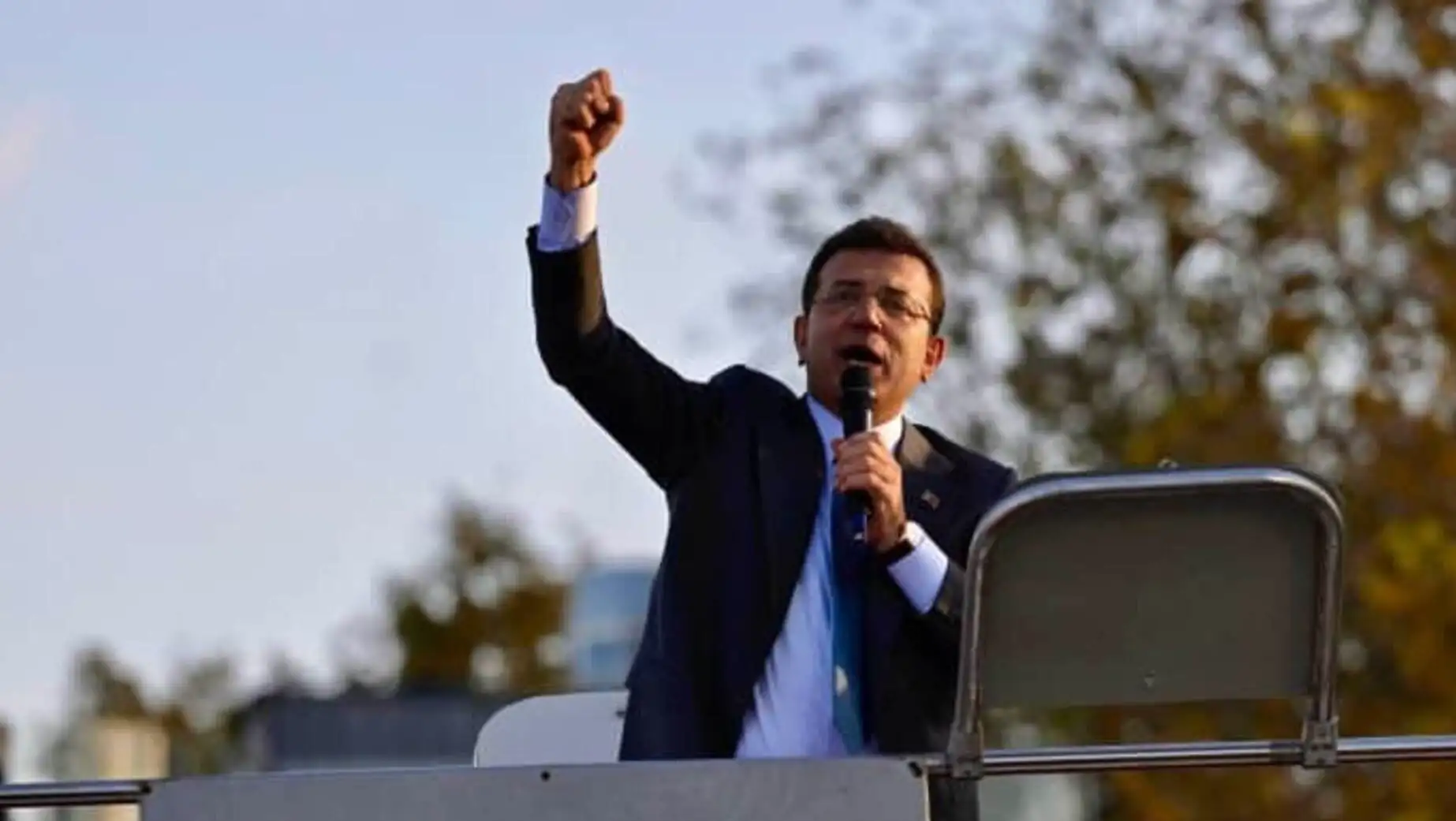 Ekrem İmamoğlu, mikrofon tutarak konuşma yapıyor. Ekrem İmamoğlu, mikrofon tutarak konuşma yapıyor.
