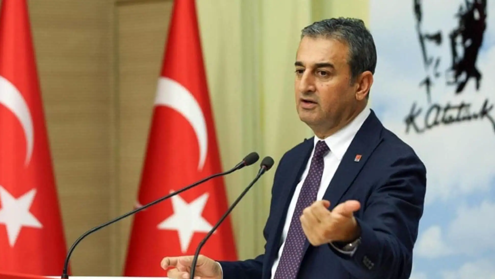 CHP'li Bulut, maden yasası hakkında basın toplantısı yapıyor. CHP'li Bulut, maden yasası hakkında basın toplantısı yapıyor.