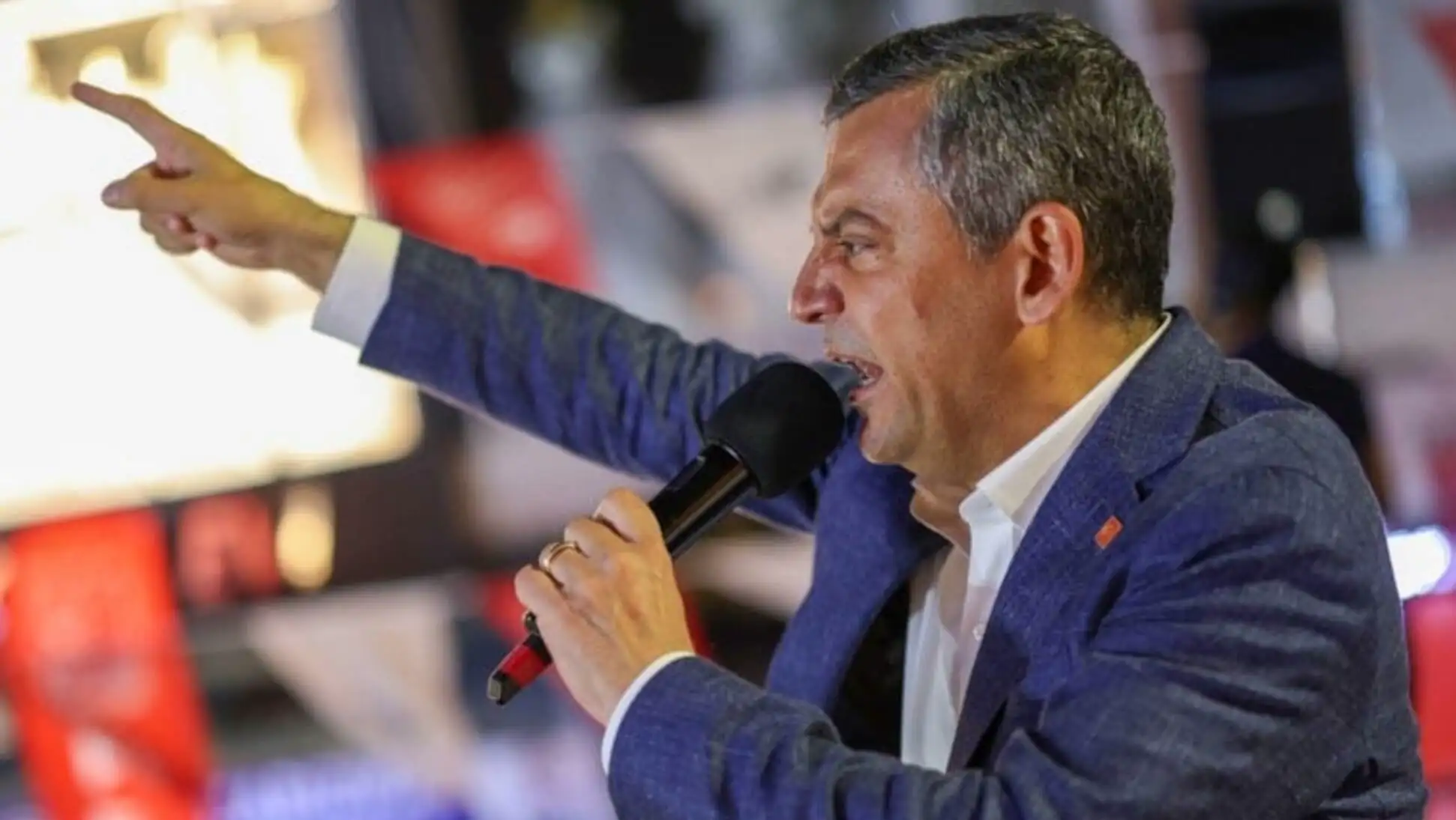 Bir adam mikrofonun önünde duruyor. Bir adam mikrofonun önünde duruyor.