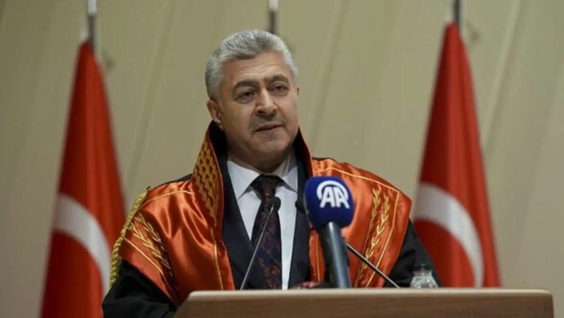 Başsavcı Muhsin Şentürk, Mansur Yavaş'a teşekkür ederken.