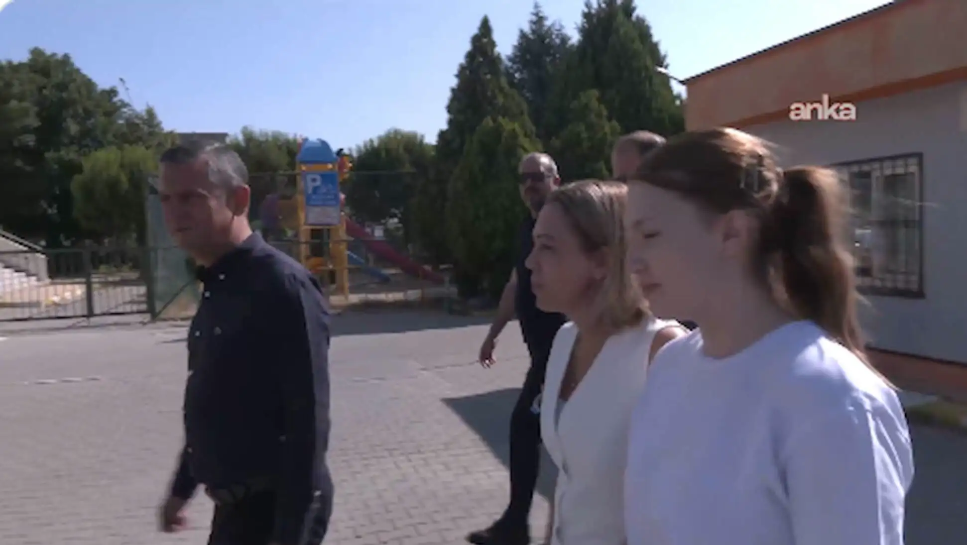 Özgür Özel, Nehir Zeyrek ile birlikte okula gidiyor. Özgür Özel, Nehir Zeyrek ile birlikte okula gidiyor.