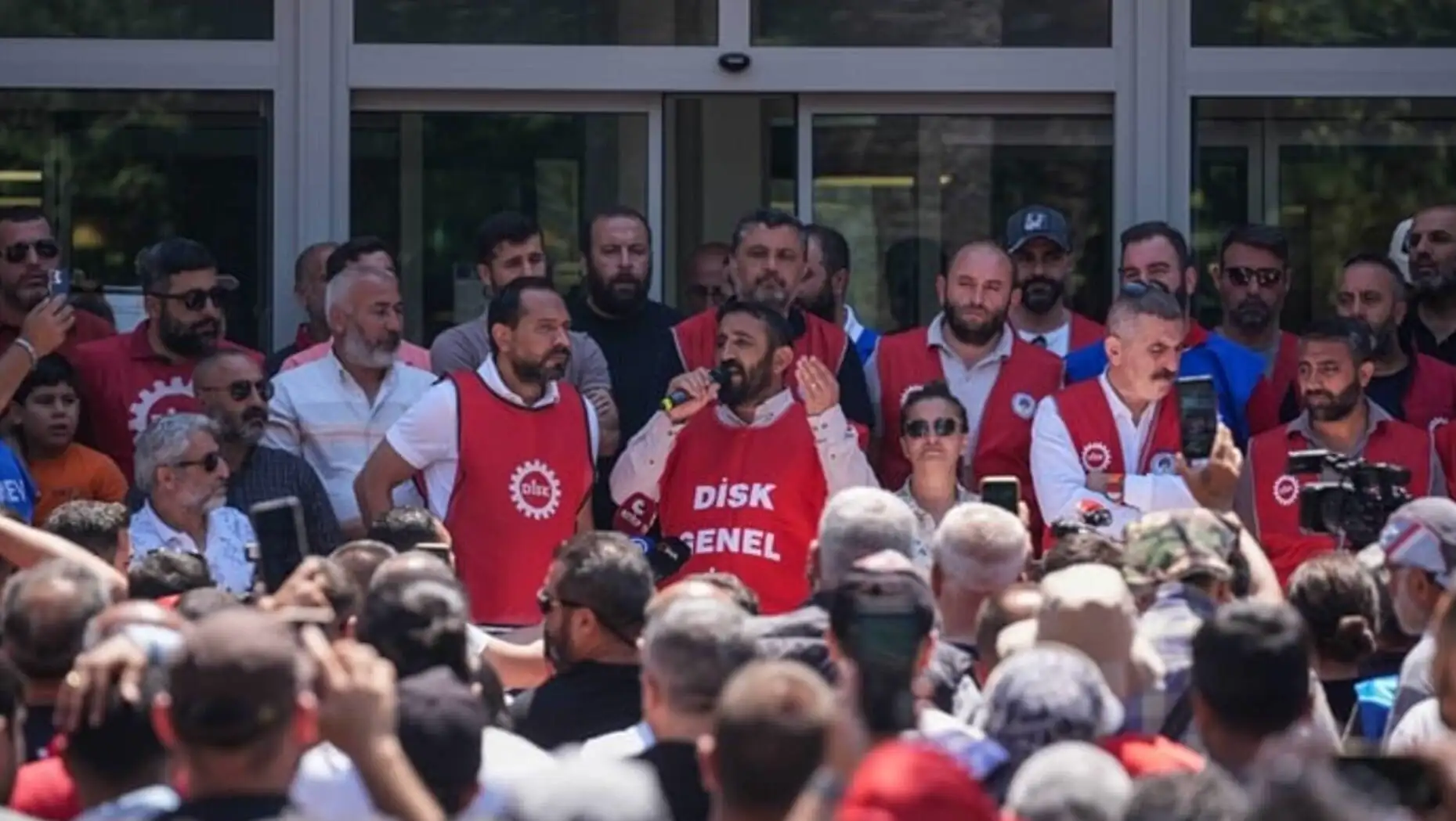 Cemil Tugay, eylemdeki işçilere hitap ediyor. Cemil Tugay, eylemdeki işçilere hitap ediyor.
