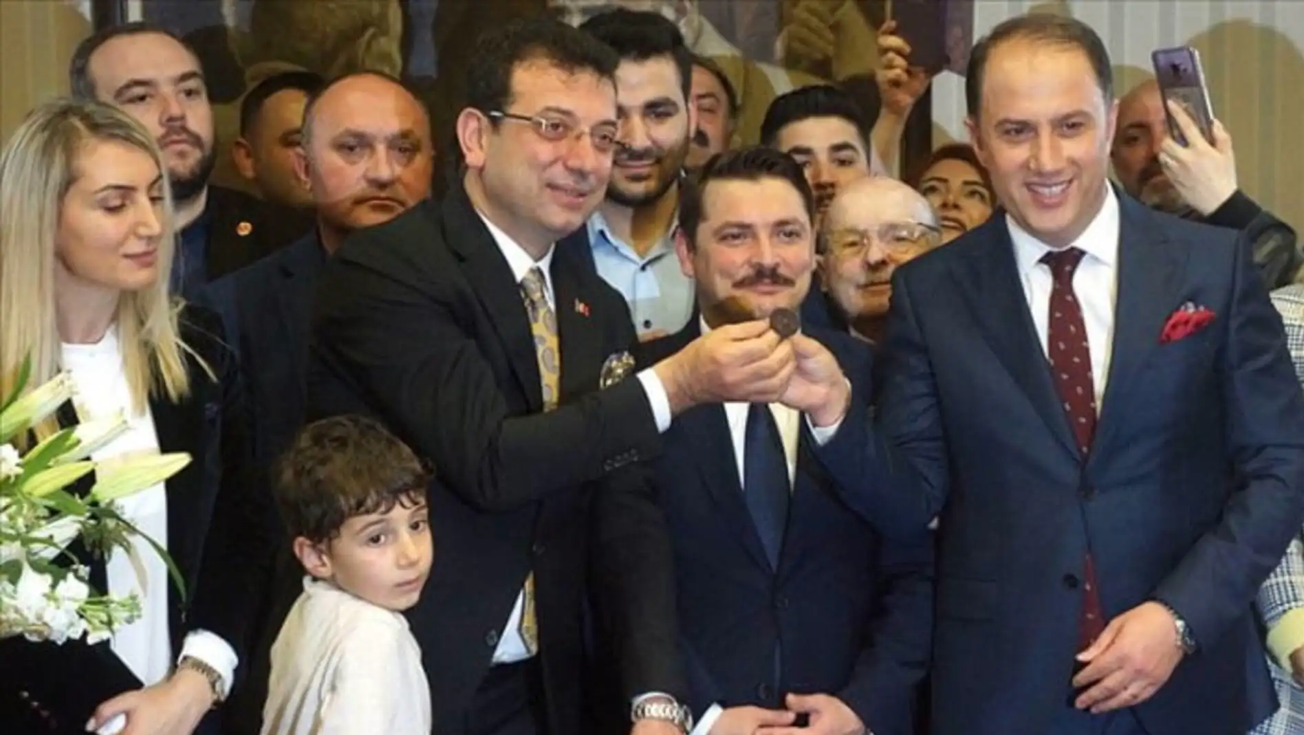 Ekrem İmamoğlu, basın toplantısında açıklamalarda bulunuyor. Ekrem İmamoğlu, basın toplantısında açıklamalarda bulunuyor.