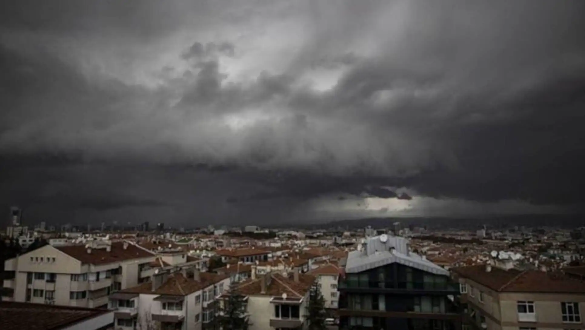 Karanlık bulutlarla kaplı bir şehir. Karanlık bulutlarla kaplı bir şehir.