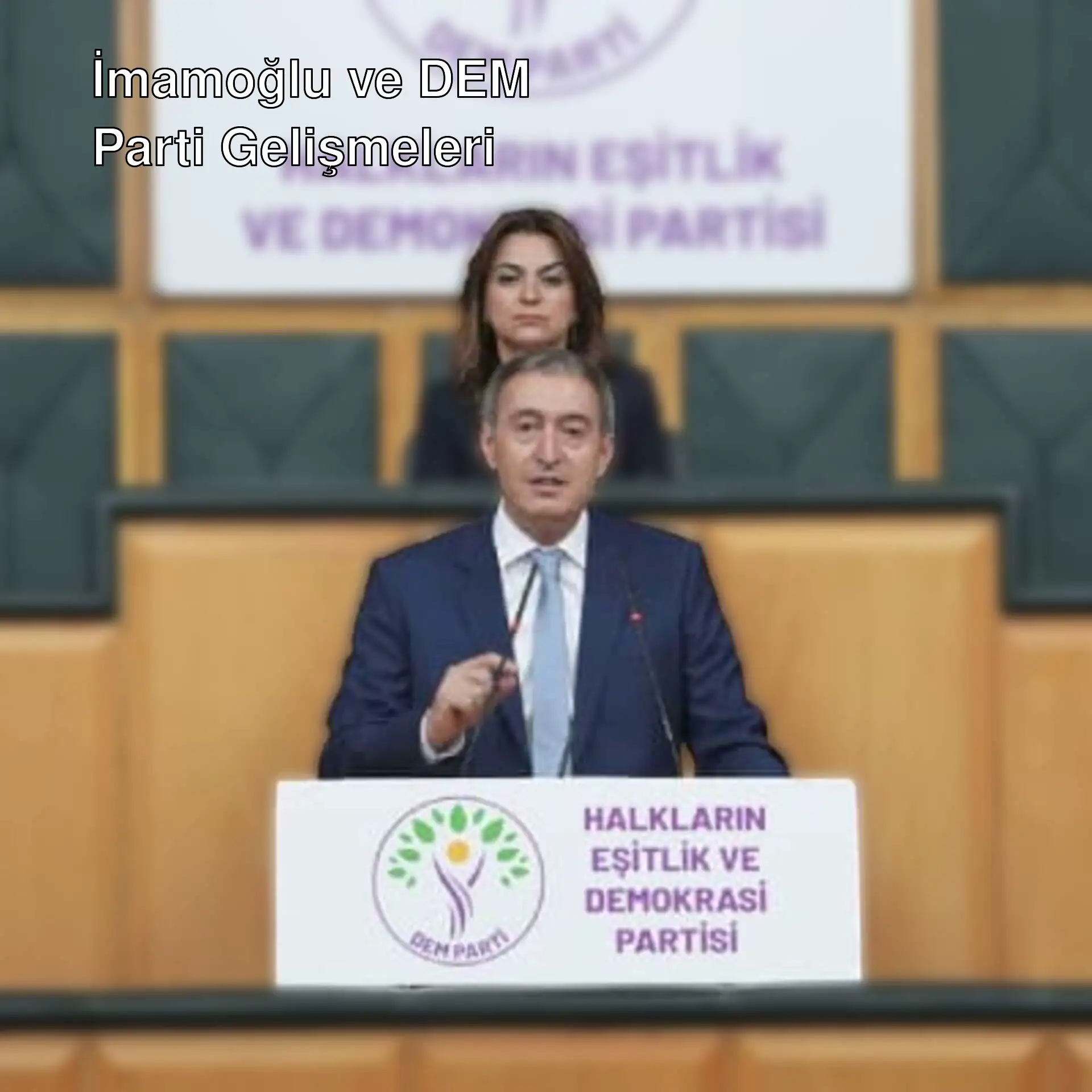 Ekrem İmamoğlu bir podiumda konuşuyor. Ekrem İmamoğlu bir podiumda konuşuyor.