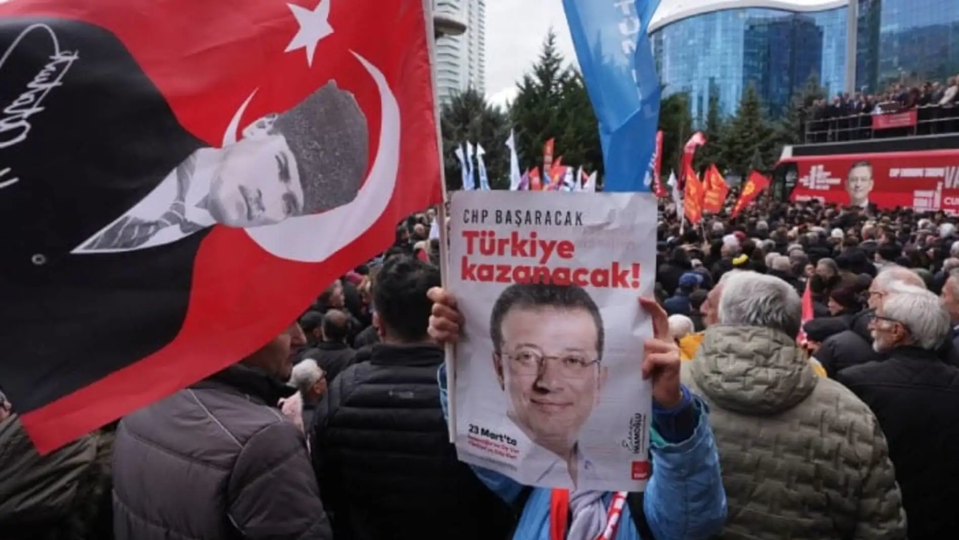 Bir grup insan pankart tutuyor. Bir grup insan pankart tutuyor.