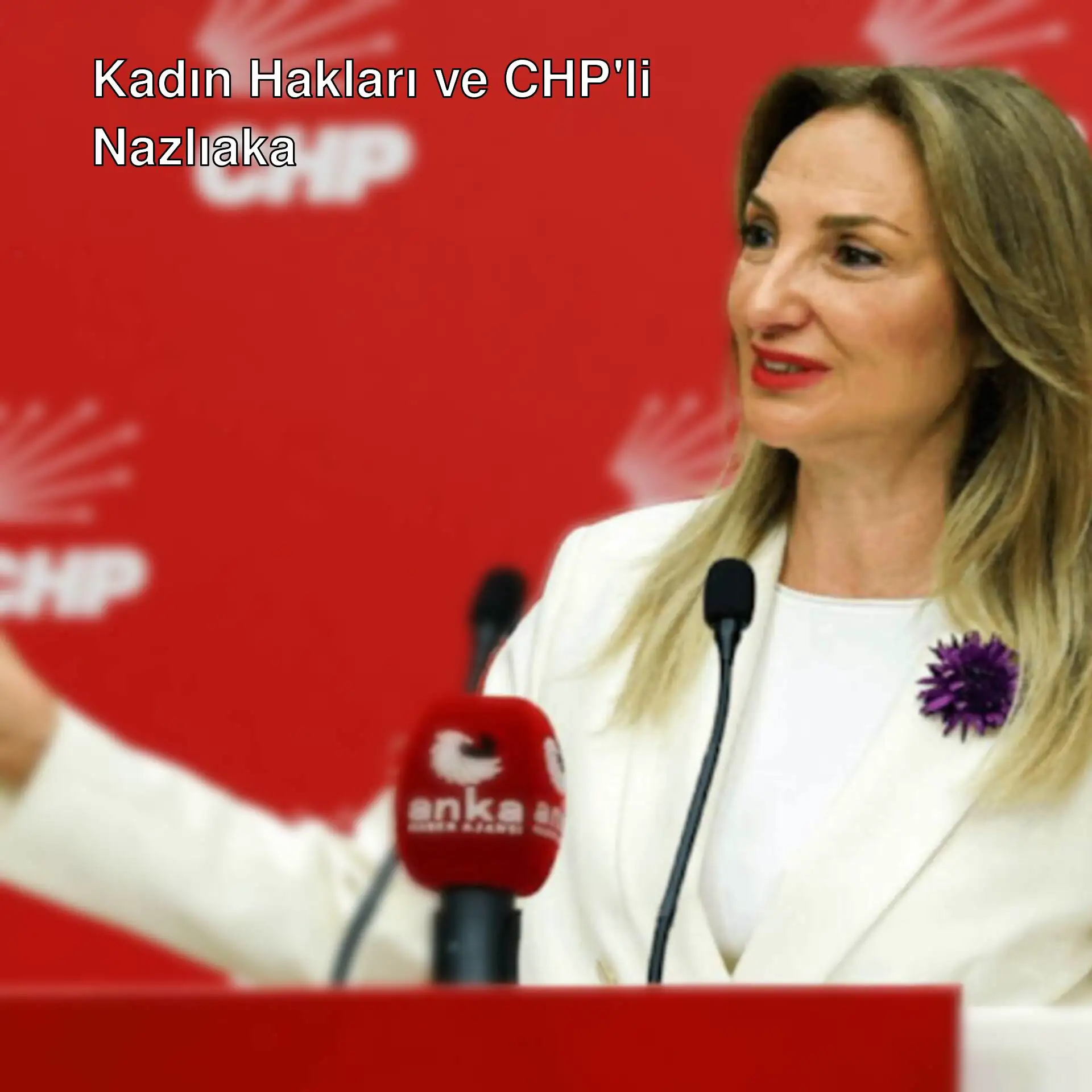 Bir kadın beyaz bir takım elbise giymiş. Bir kadın beyaz bir takım elbise giymiş.