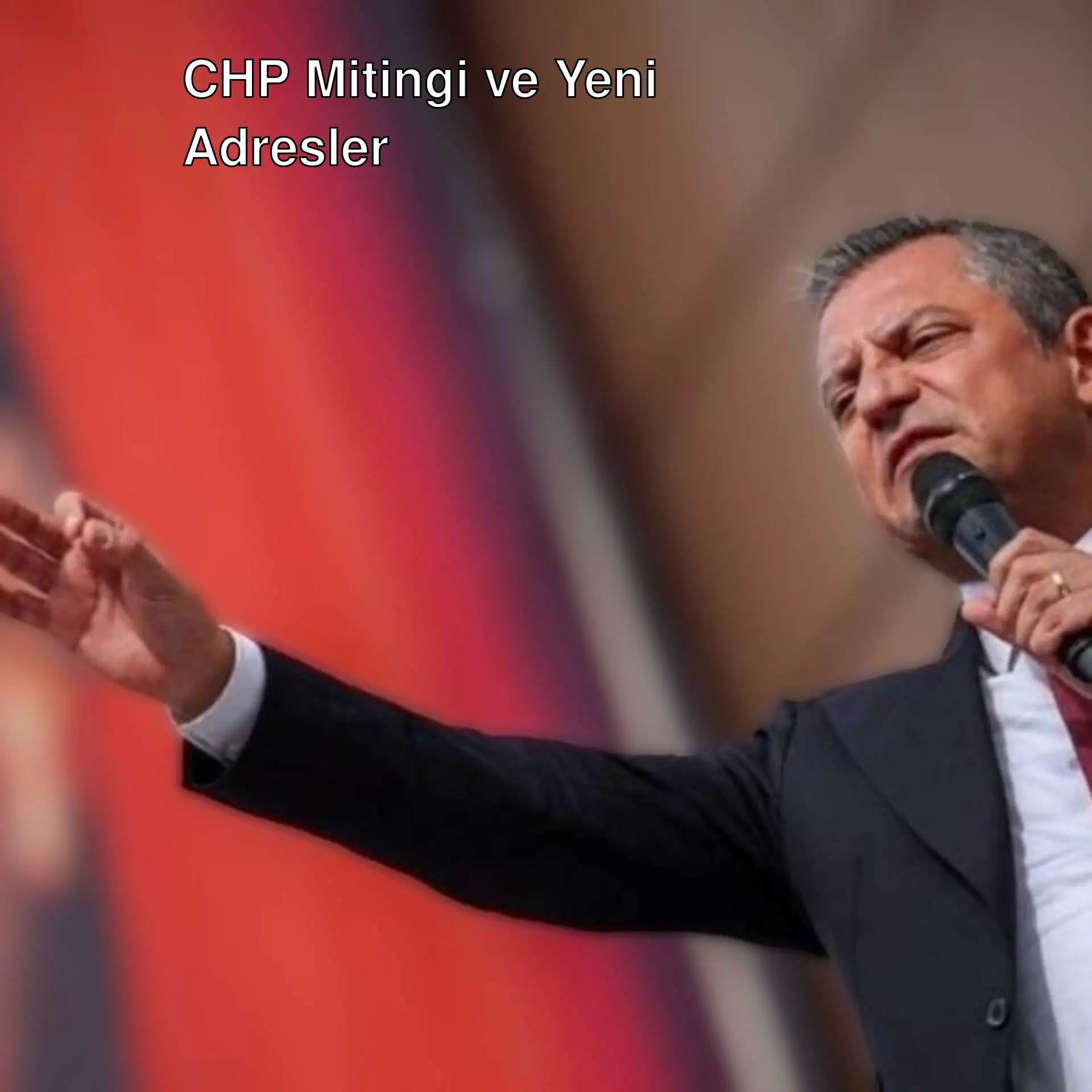 CHP mitinginde bir adam mikrofon tutuyor.
