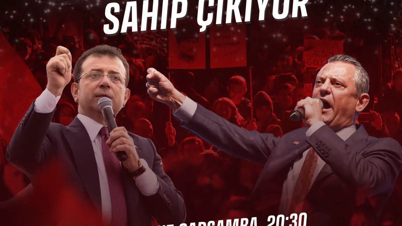 İki adam mikrofon tutuyor.