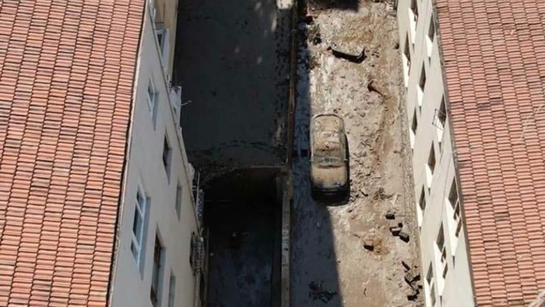 Sel sonrası hasar gören bir araç.