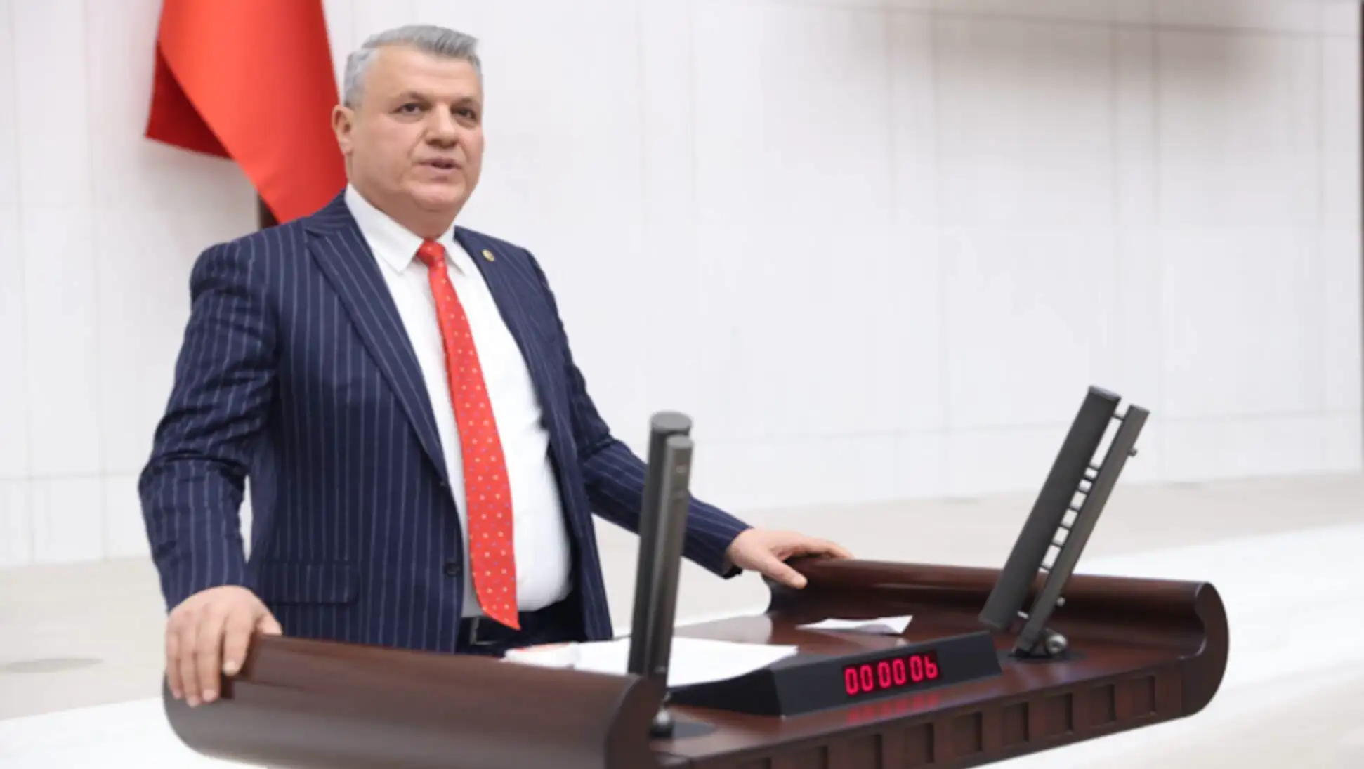 CHP'li Barut, zeytinlikler konusundaki basın toplantısında.
