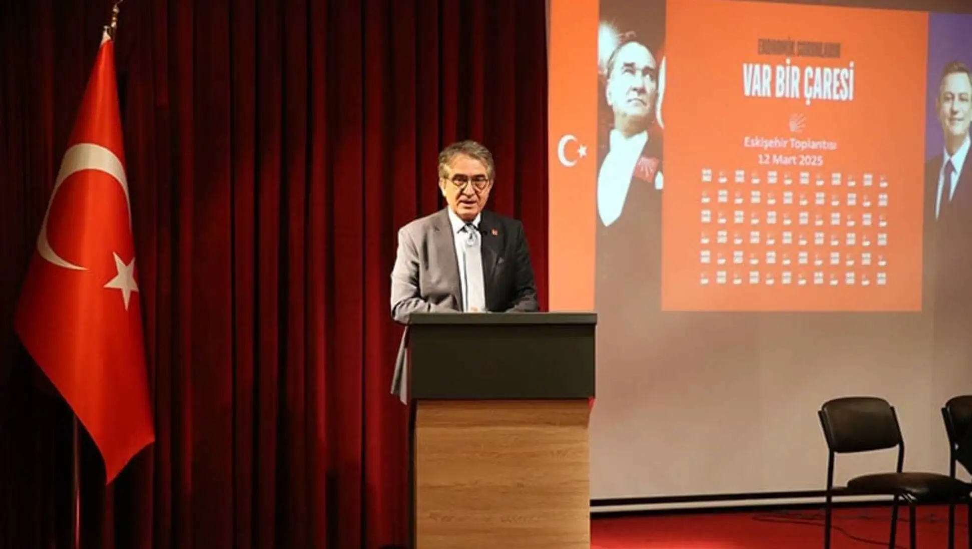 Bir adam konuşma yapıyor. Bir adam konuşma yapıyor.