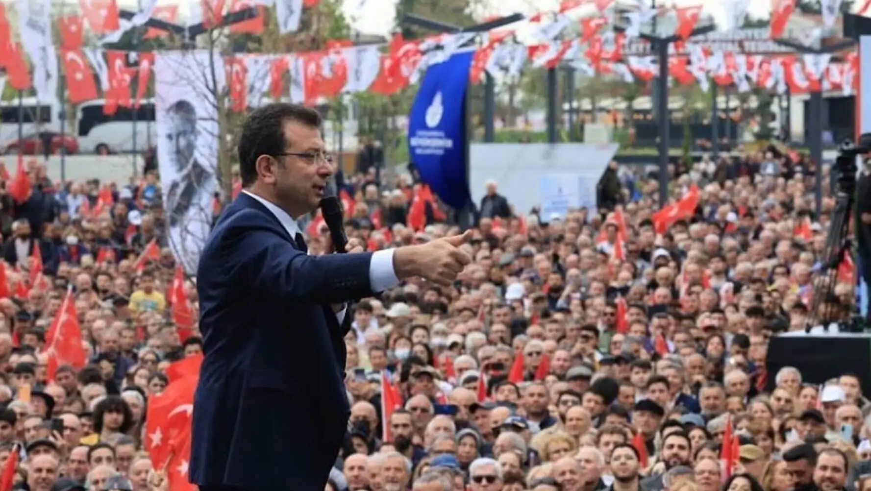 Crowd supporting İmamoğlu. Crowd supporting İmamoğlu.