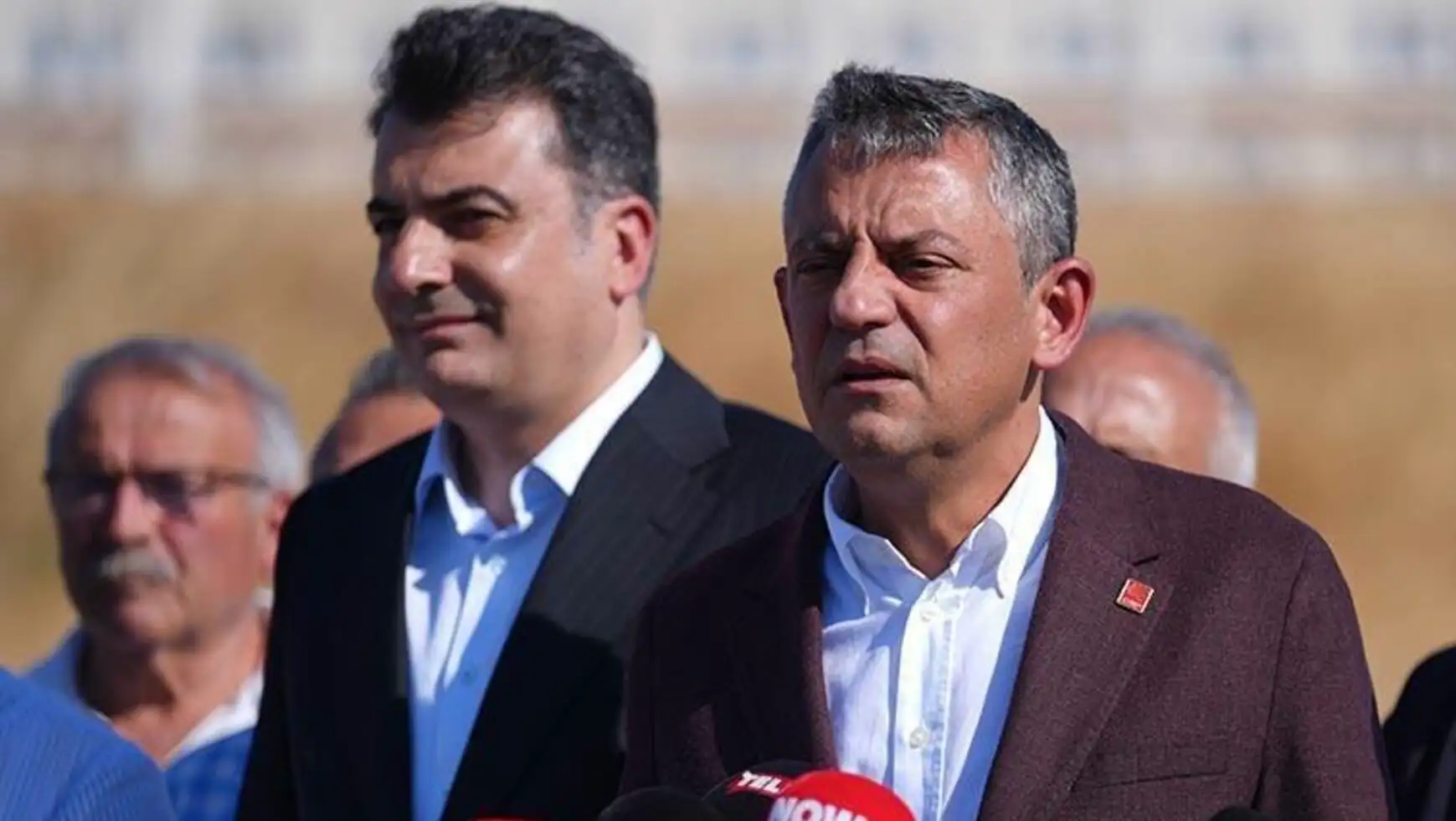Özgür Özel, basın toplantısında konuşuyor. Özgür Özel, basın toplantısında konuşuyor.
