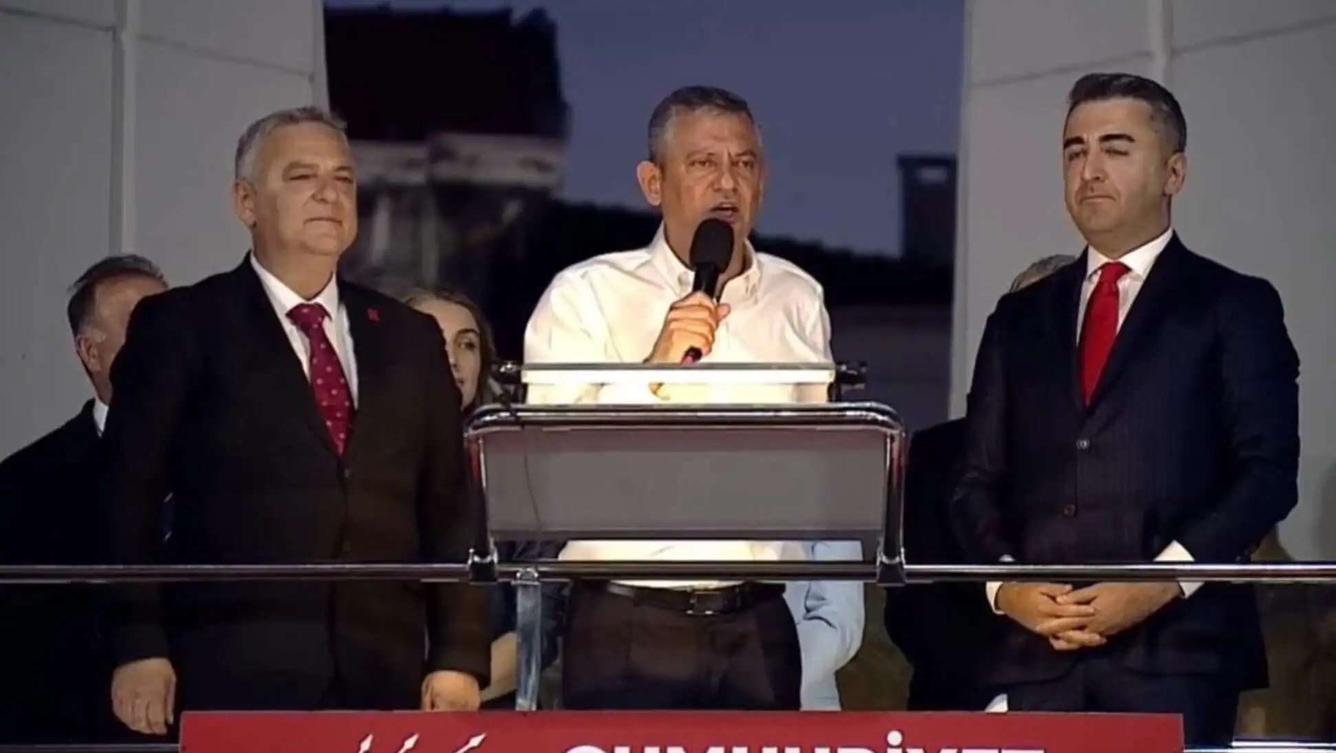 Evrim Rızvanoğlu and Cem Avşar receiving their CHP badges. Evrim Rızvanoğlu and Cem Avşar receiving their CHP badges.