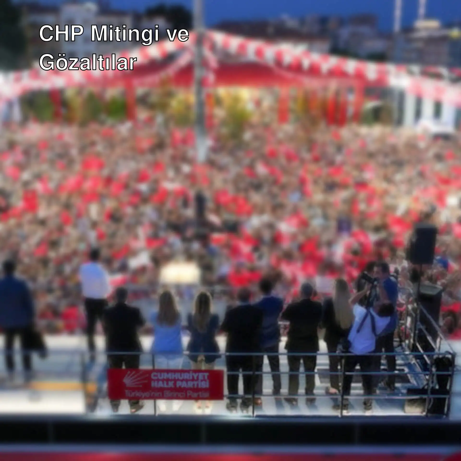 CHP mitinginde kalabalık bir grup. CHP mitinginde kalabalık bir grup.