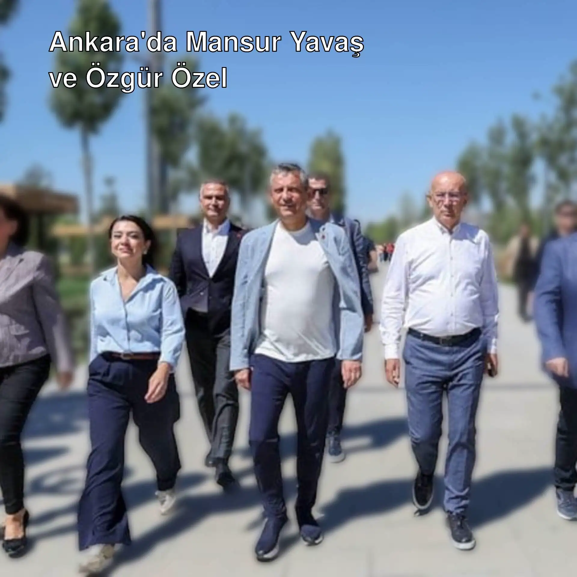 Ankara'da yürüyen bir grup insan. Ankara'da yürüyen bir grup insan.