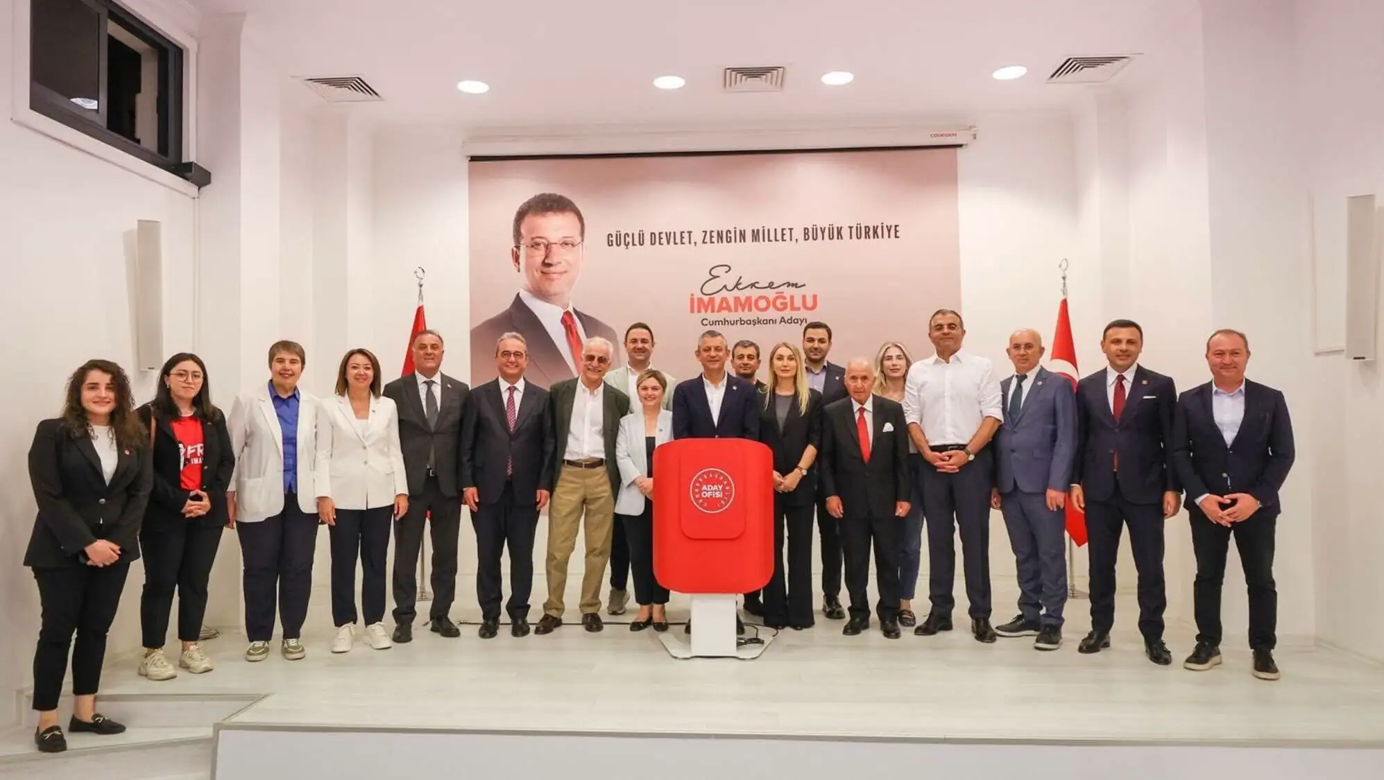 CHP'nin Cumhurbaşkanlığı Aday Ofisi açılışında kalabalık bir grup.