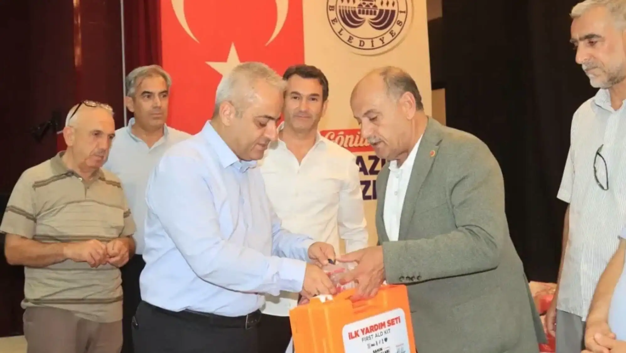 Elazığ Belediyesi muhtarlarıyla birlikte bir grup fotoğrafı. Elazığ Belediyesi muhtarlarıyla birlikte bir grup fotoğrafı.