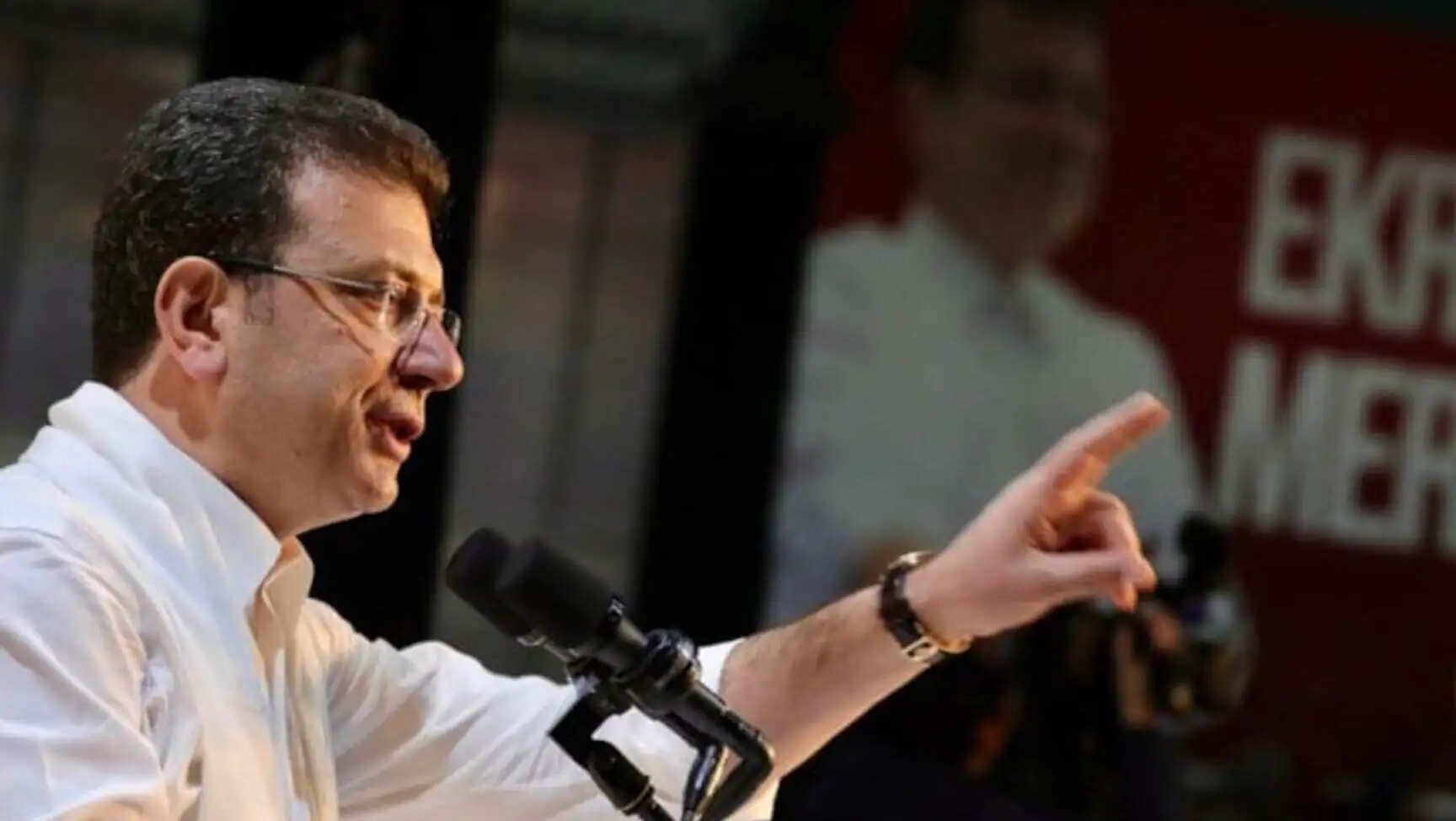 Ekrem İmamoğlu pointing at something Ekrem İmamoğlu pointing at something