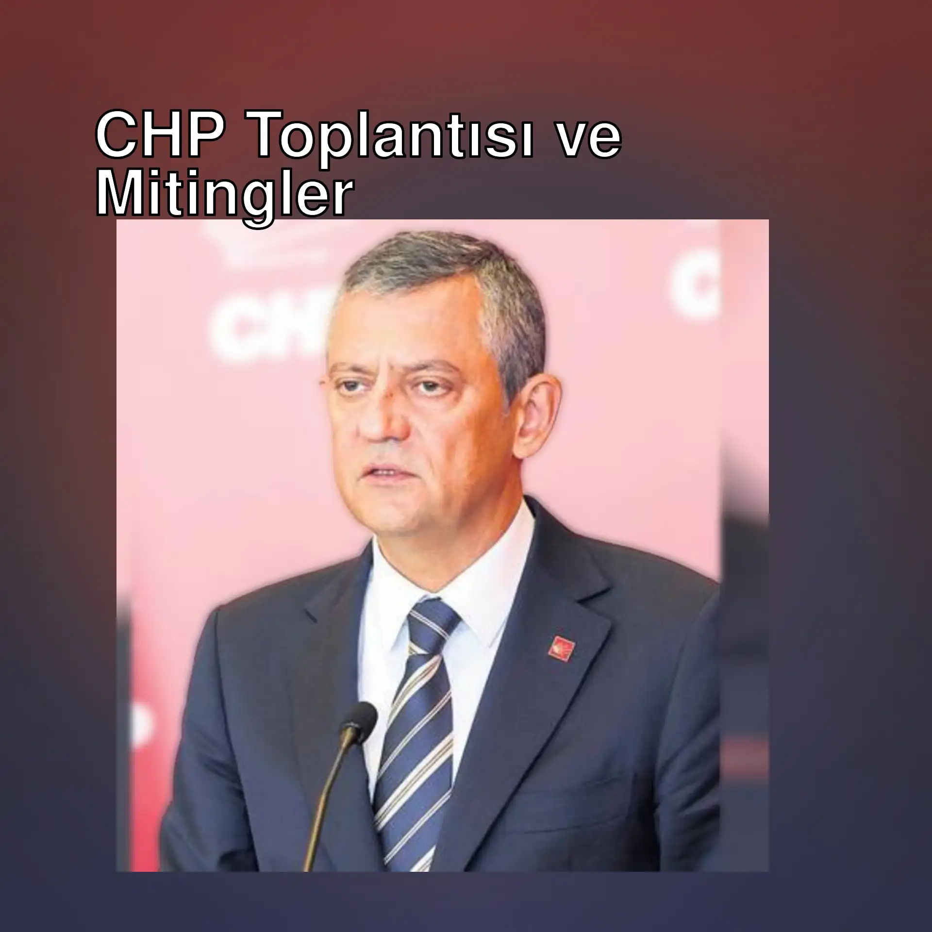 CHP toplantısında bir adam takım elbise giymiş. CHP toplantısında bir adam takım elbise giymiş.