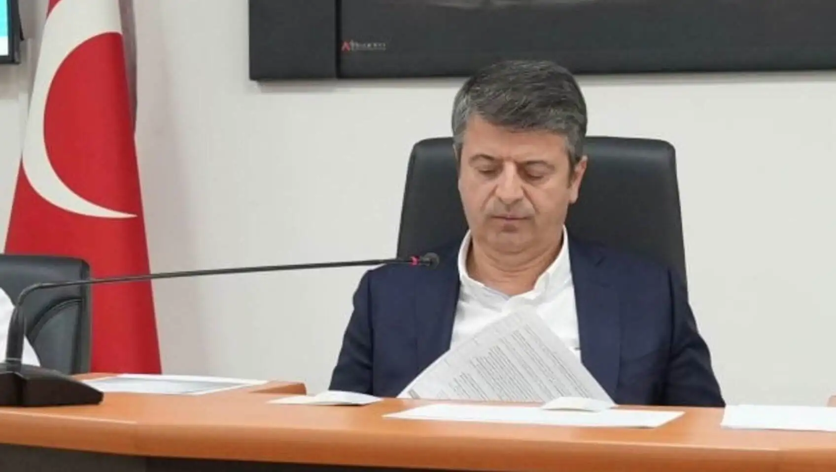 Abdurrahman Tutdere masasında oturuyor. Abdurrahman Tutdere masasında oturuyor.