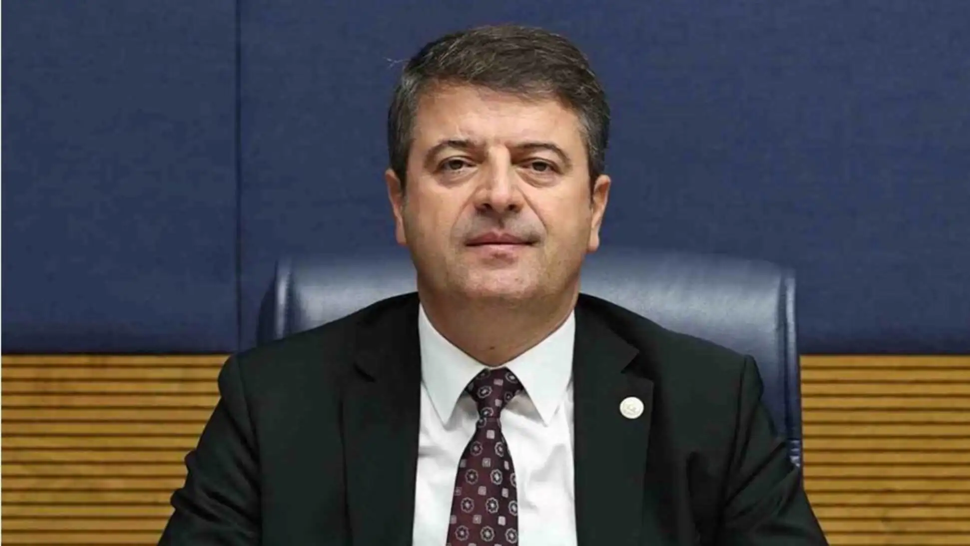 Abdurrahman Tutdere takım elbise giymiş. Abdurrahman Tutdere takım elbise giymiş.