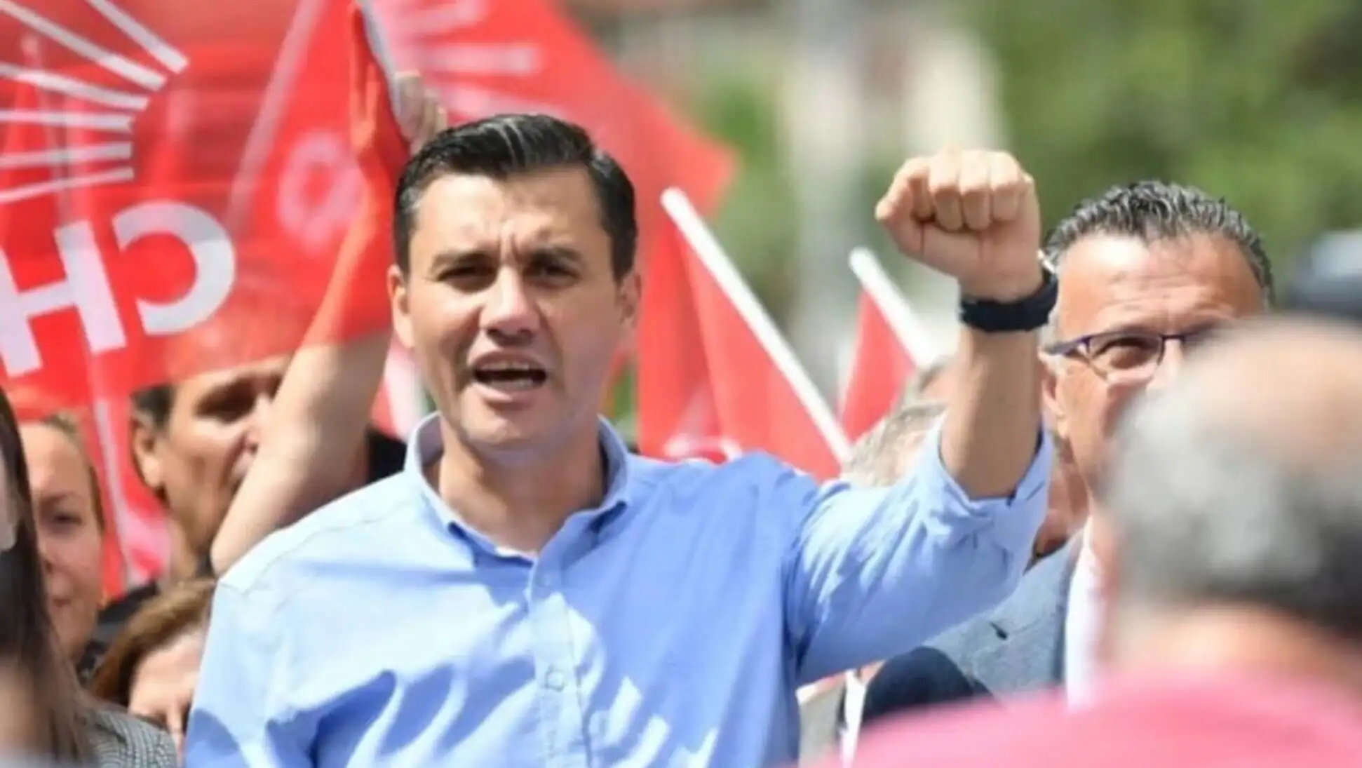 A man raising his fist at Ferdi Zeyrek's funeral. A man raising his fist at Ferdi Zeyrek's funeral.
