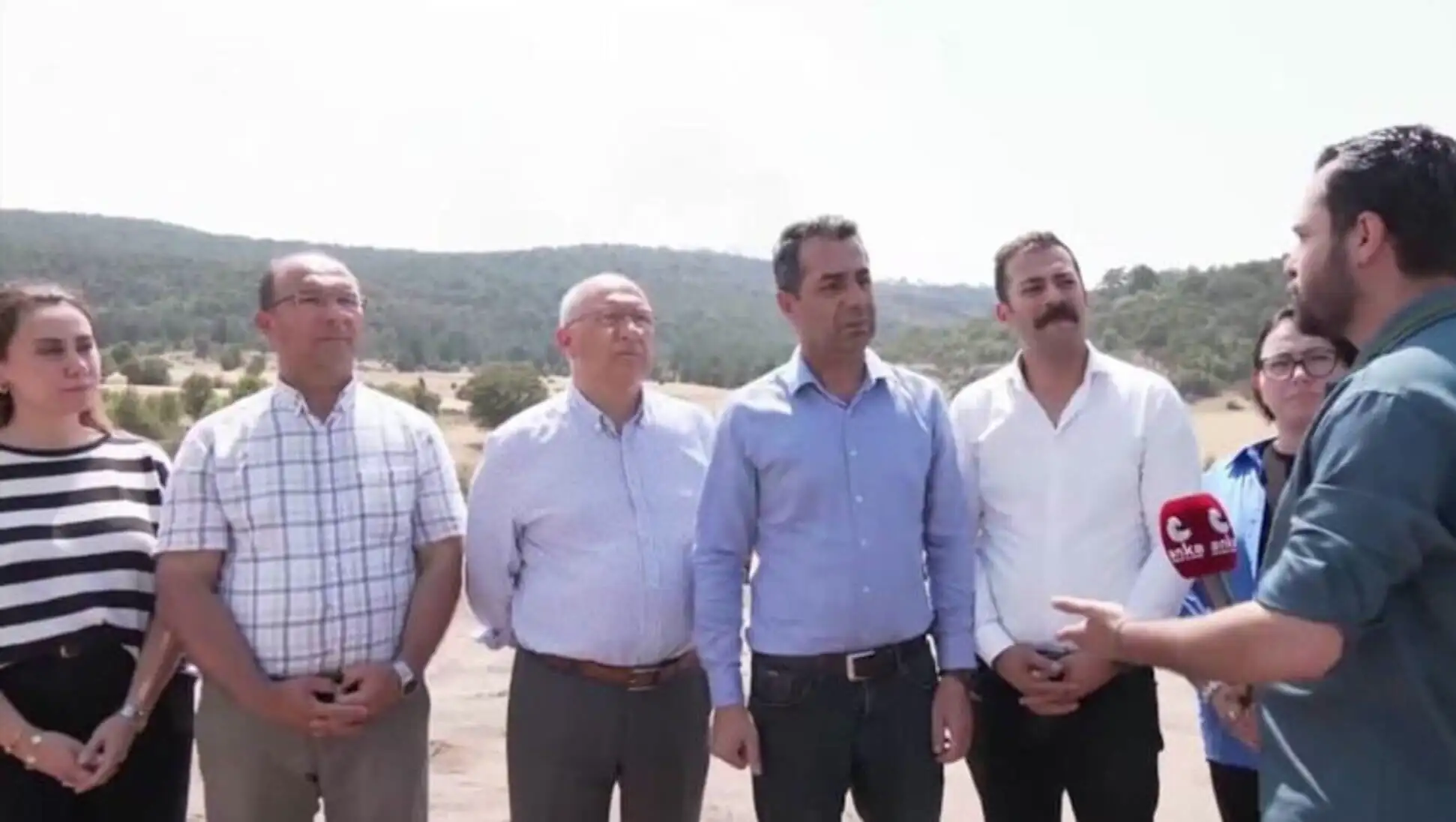 Dışarıda bir araya gelen bir grup adam Dışarıda bir araya gelen bir grup adam