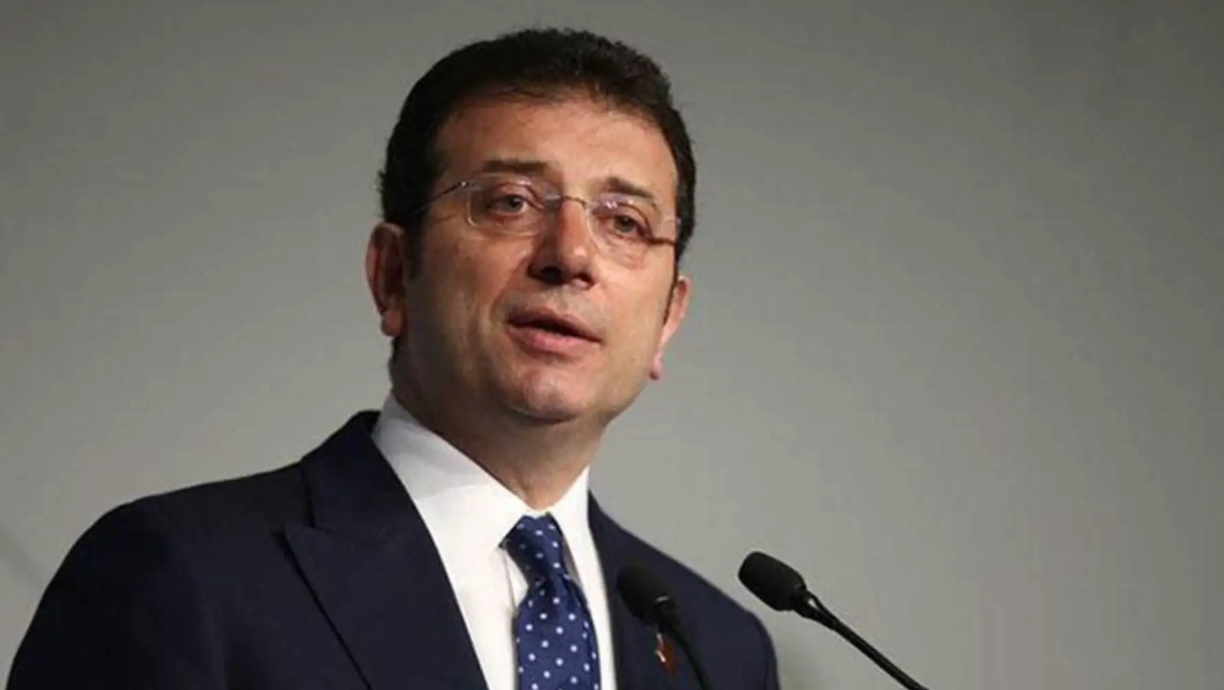 Ekrem İmamoğlu, basın toplantısında konuşuyor.