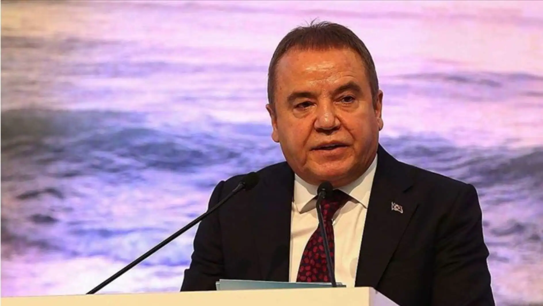 Muhittin Böcek'in hastaneye kaldırılmasıyla ilgili gelişmeler. Muhittin Böcek'in hastaneye kaldırılmasıyla ilgili gelişmeler.