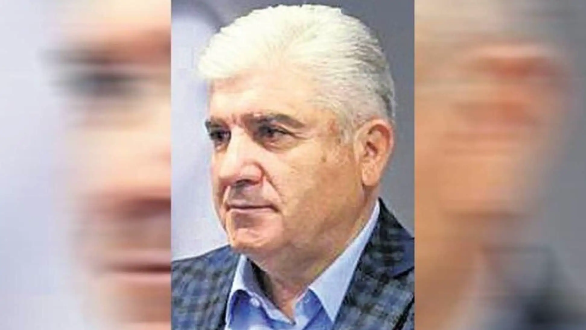 Özgür Özel at a press conference. Özgür Özel at a press conference.