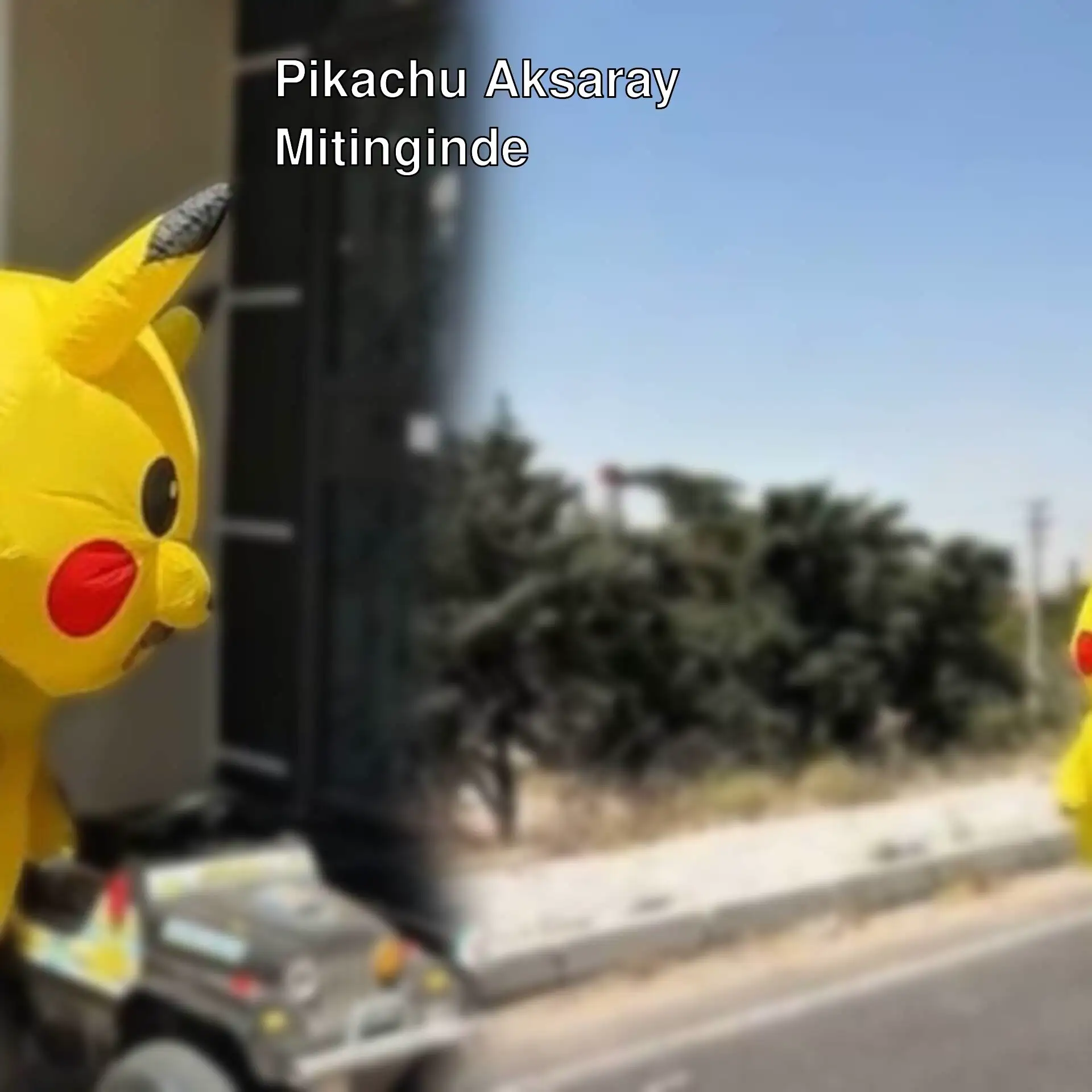 Pikachu kostümlü bir kişi Aksaray mitinginde.