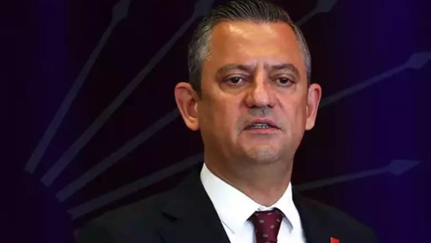Özgür Özel, İBB Başkanı İmamoğlu ile görüşme sonrası basın açıklaması yapıyor. Özgür Özel, İBB Başkanı İmamoğlu ile görüşme sonrası basın açıklaması yapıyor.
