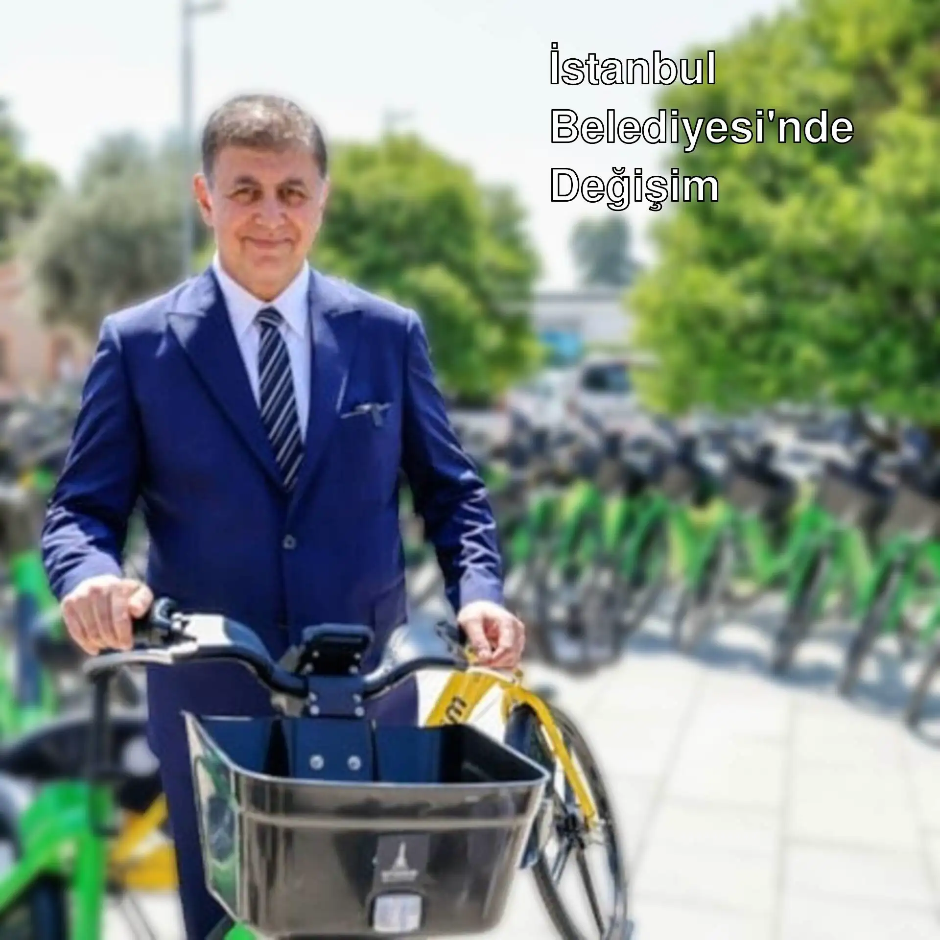 Ekrem İmamoğlu, yeşil bisikletlerin yanında duruyor. Ekrem İmamoğlu, yeşil bisikletlerin yanında duruyor.