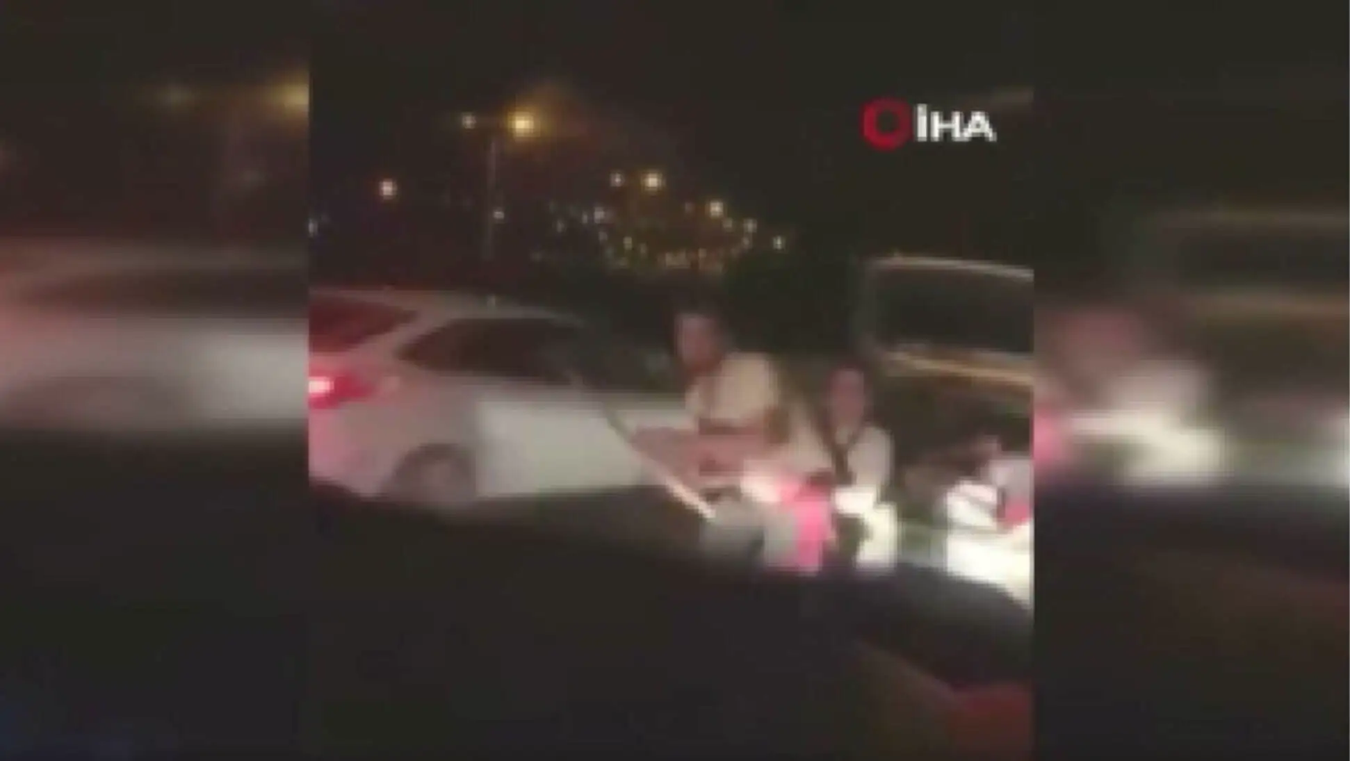 Ankara'da trafikte baltalı saldırı anı. Ankara'da trafikte baltalı saldırı anı.